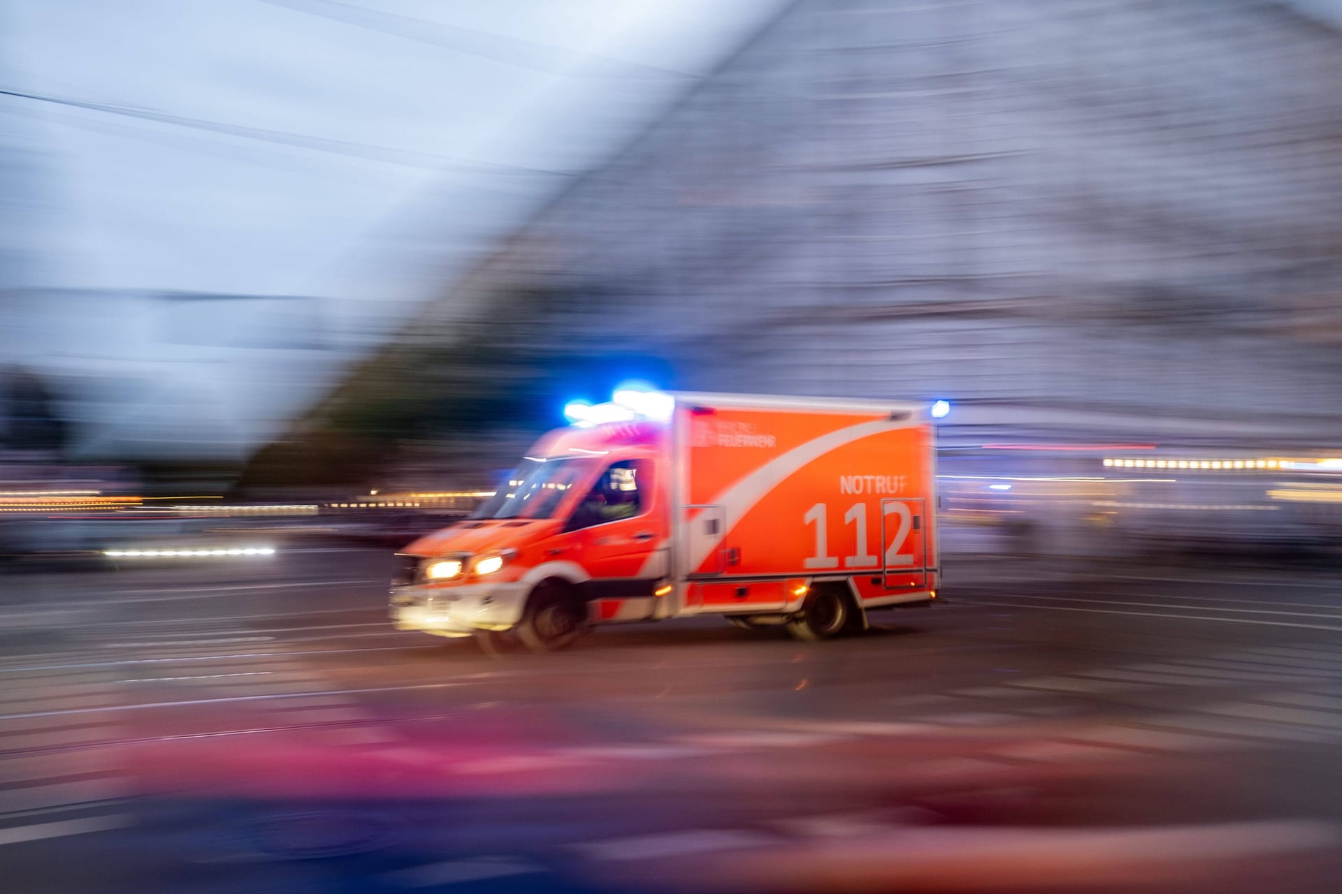 Rettungswagen RTW der Berliner Feuerwehr fährt mit Blaulicht durch Berlin. / Ambulance RTW of the Berlin fire department drives through Berlin with blue lights. Rettungsdienst der Berliner Feuerwehr