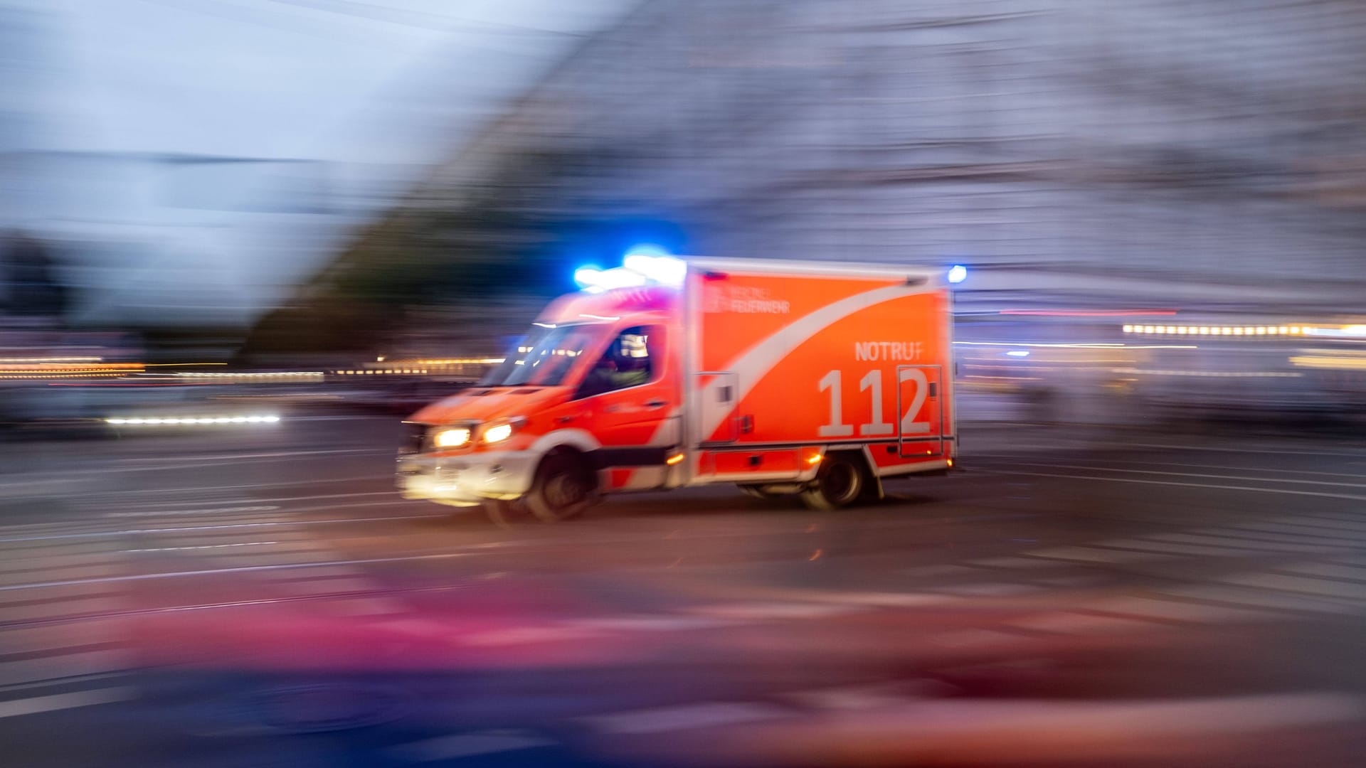 Rettungswagen RTW der Berliner Feuerwehr fährt mit Blaulicht durch Berlin. / Ambulance RTW of the Berlin fire department drives through Berlin with blue lights. Rettungsdienst der Berliner Feuerwehr