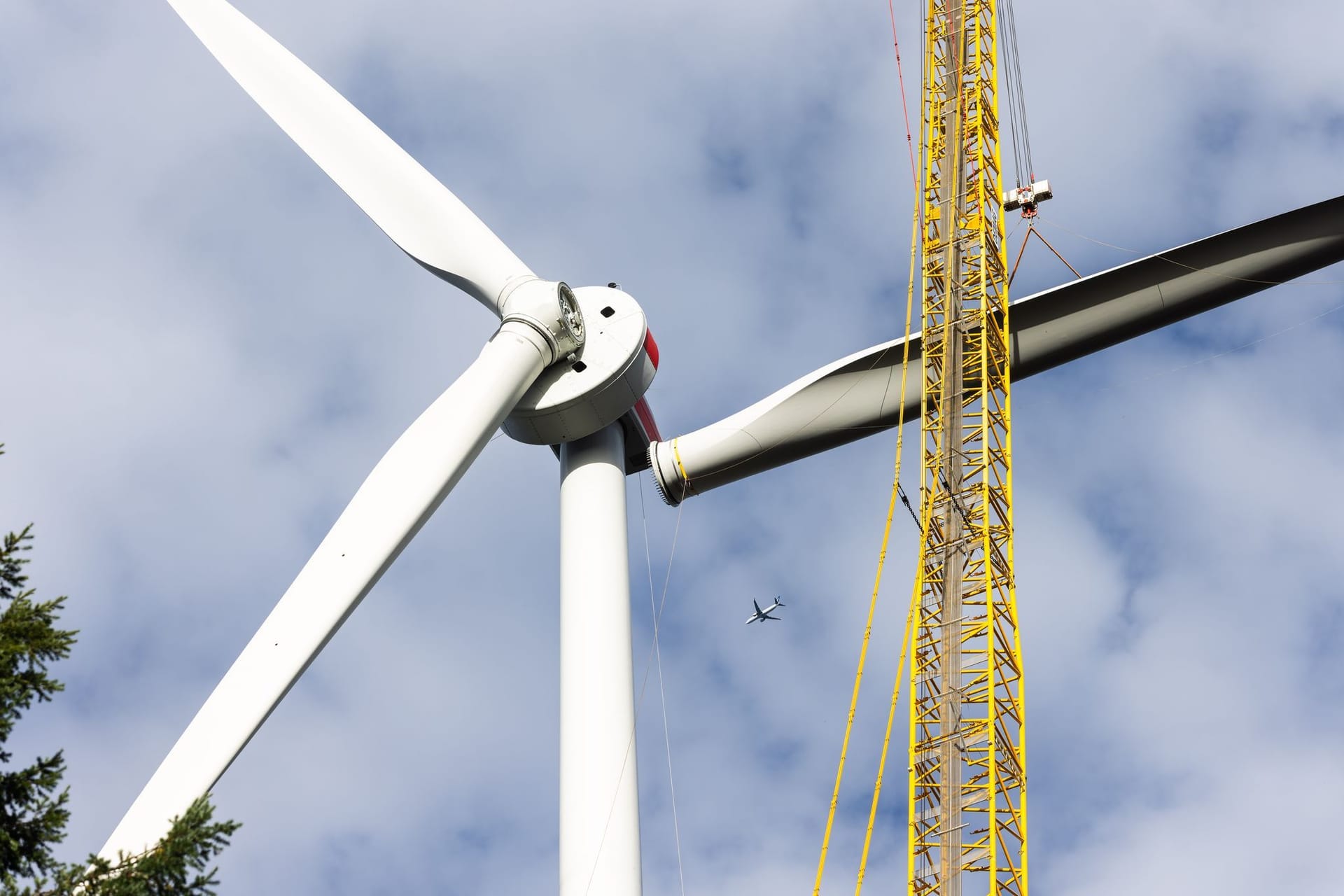 Hochziehen des 3. Rotorblatts an der Windkraftanlage Holzschläge