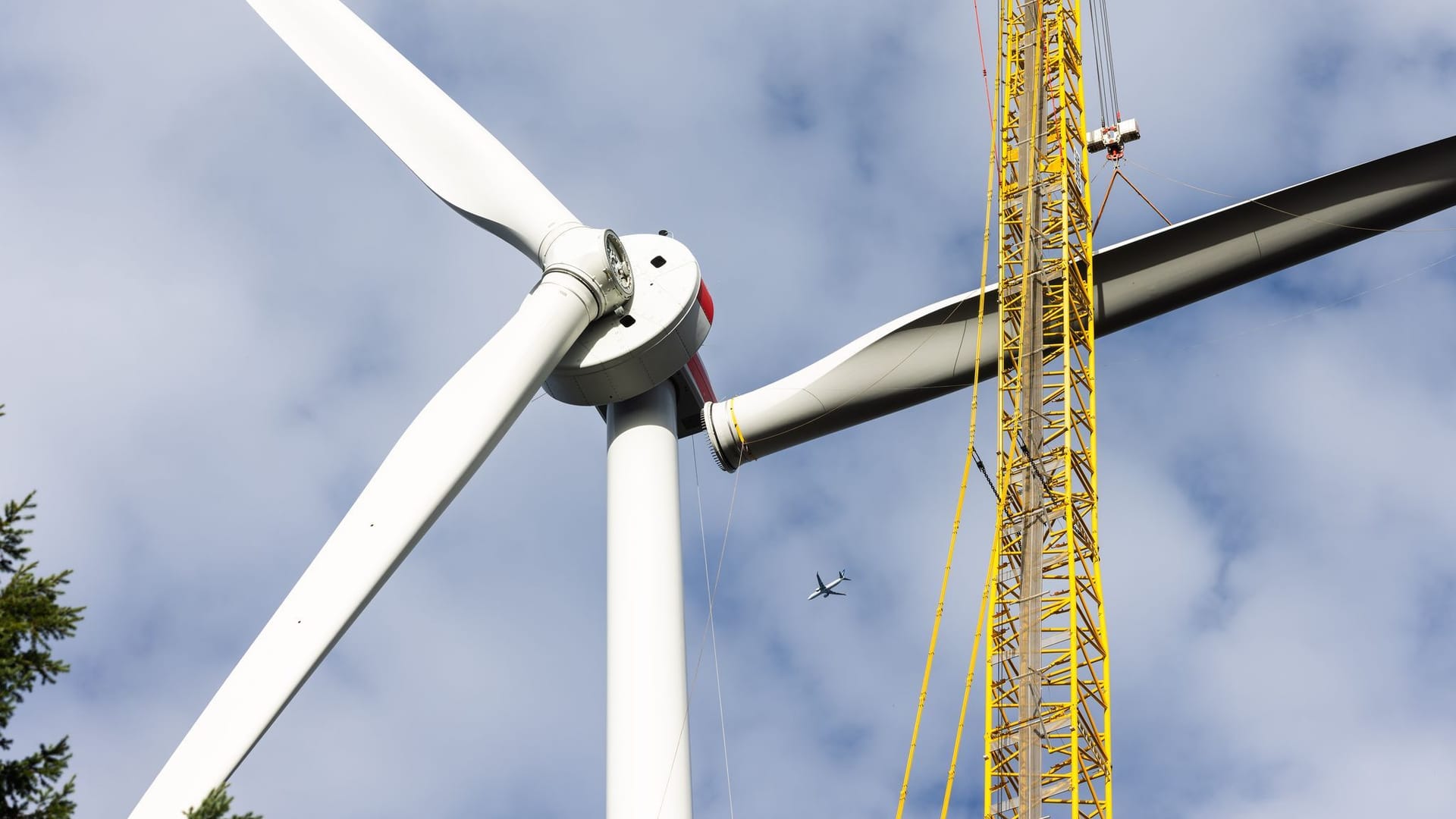 Hochziehen des 3. Rotorblatts an der Windkraftanlage Holzschläge