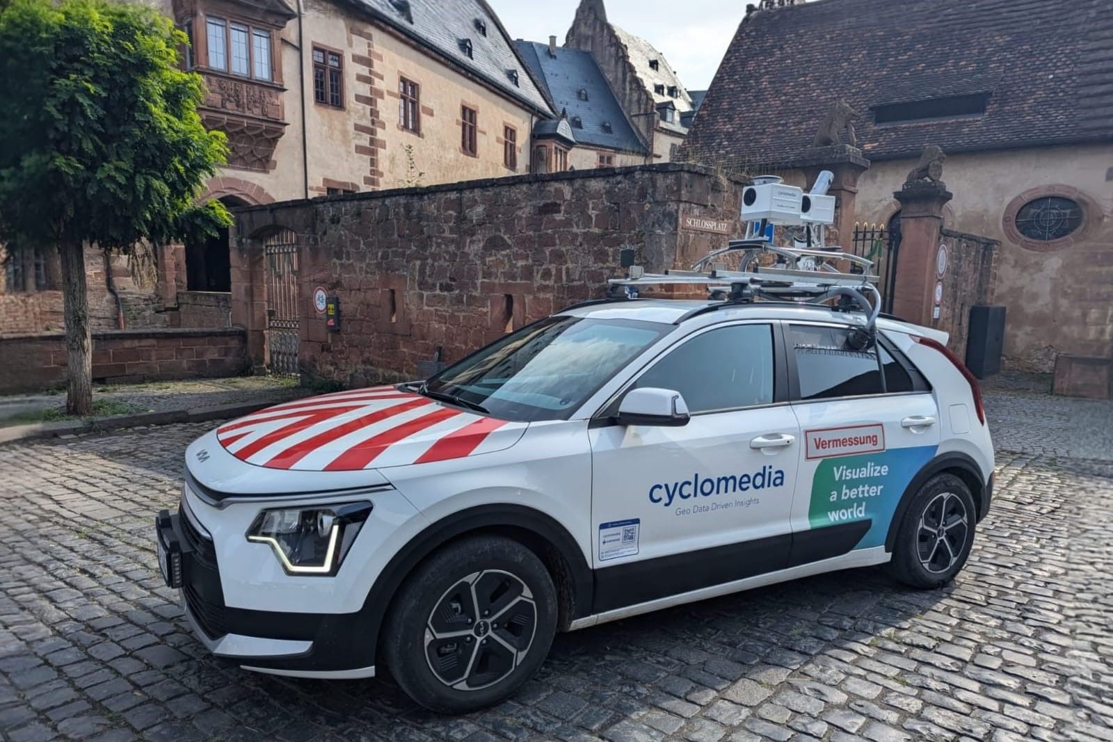 Fahrzeug der Firma CycloMedia Deutschland GmbH mit Kameraausstattung.