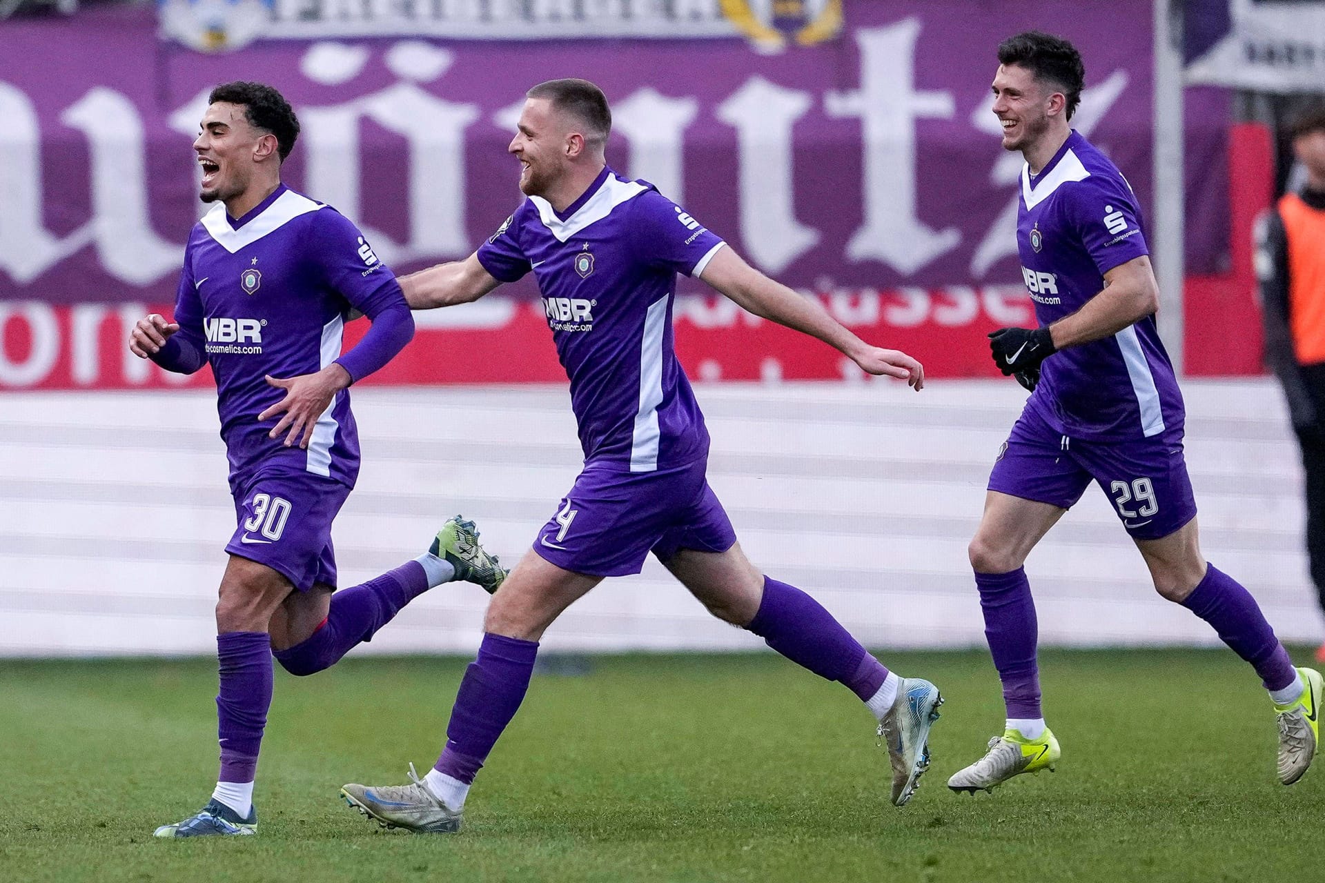 Aues Spieler feiern einen Treffer in Sandhausen: Nach drei Pleiten in Serie feierten die Sachsen wieder einen Sieg.