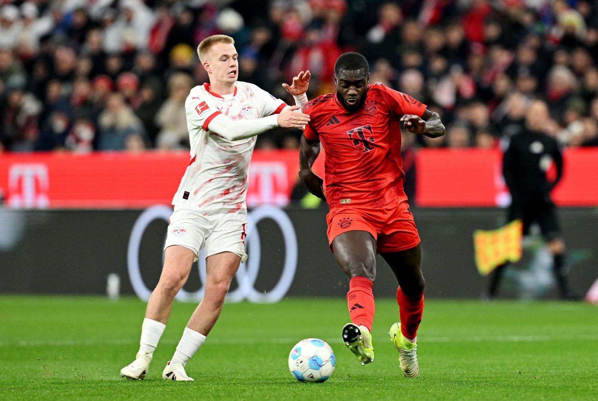 Dayot Upamecano: Beim 1:1 einfach zu weit weg vom Torschützen. Sah bei seinem harten Foul an Vermeeren seine 5. Gelbe Karte – und fehlt damit beim Jahresauftakt in Gladbach. Lieferte sich intensive Duelle mit Openda und Šeško. Note 4