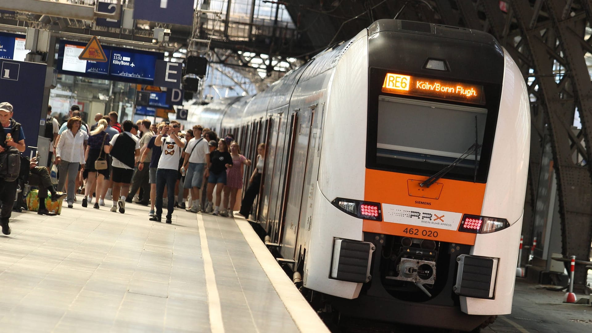 Ein Regionalzug der Linie RE6 am Kölner Hauptbahnhof: Mehrere Bahnlinien, darunter der RE6 und der RE7, fahren in den nächsten Monaten nur eingeschränkt.