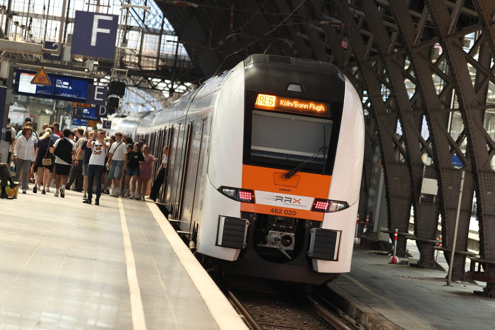 Ein Regionalzug der Linie RE6 am Kölner Hauptbahnhof: Mehrere Bahnlinien, darunter der RE6 und der RE7, fahren in den nächsten Monaten nur eingeschränkt.