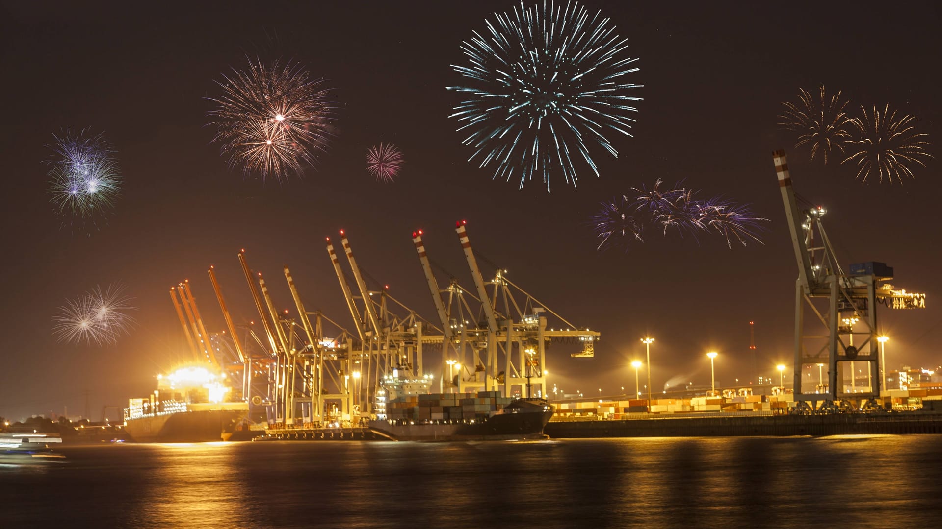 Feuerwerk über dem Hafen (Archivbild): In Hamburg gibt es auch 2024 eine große Auswahl an Partys zu Silvester.