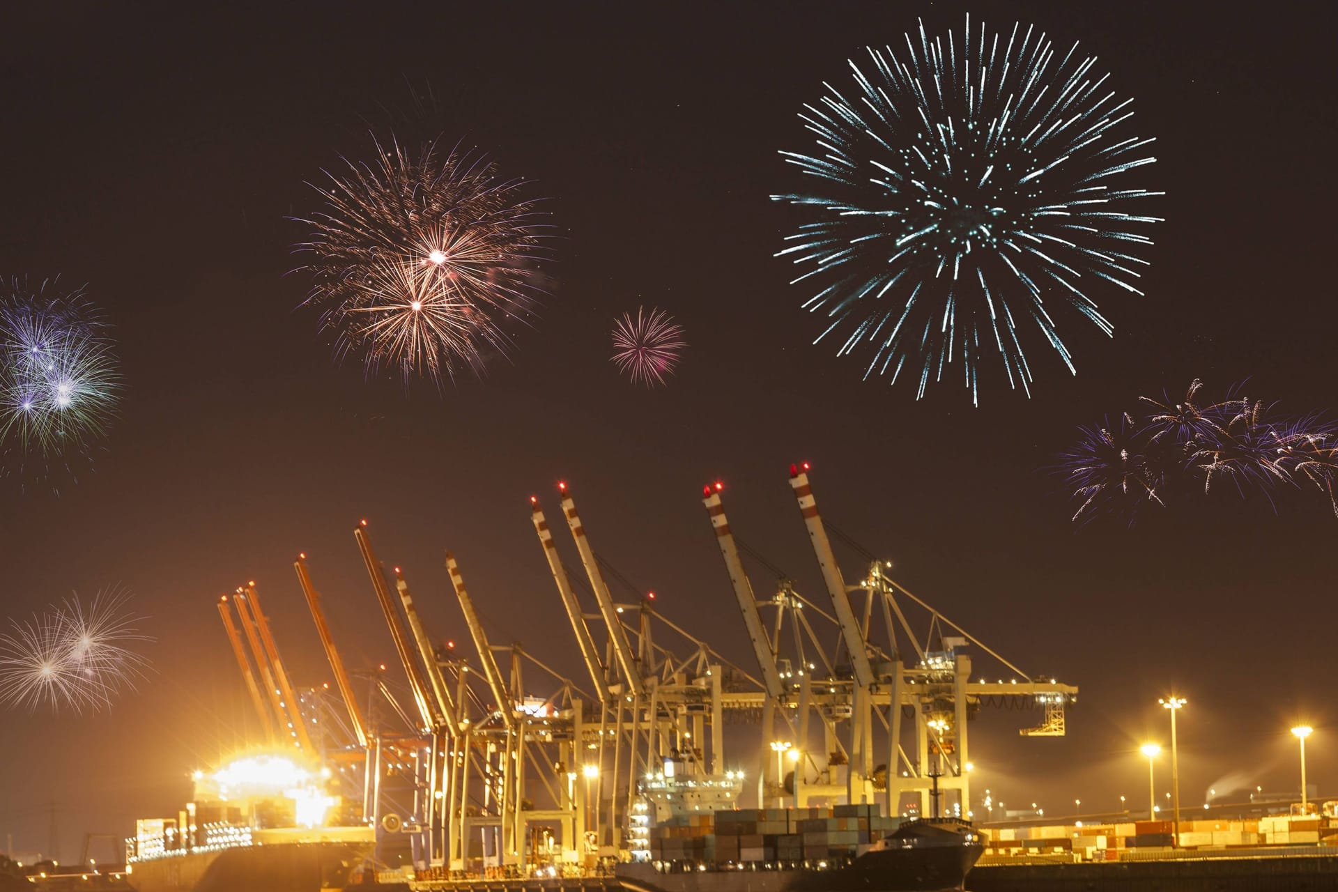 Feuerwerk über dem Hafen (Archivbild): In Hamburg gibt es auch 2024 eine große Auswahl an Partys zu Silvester.