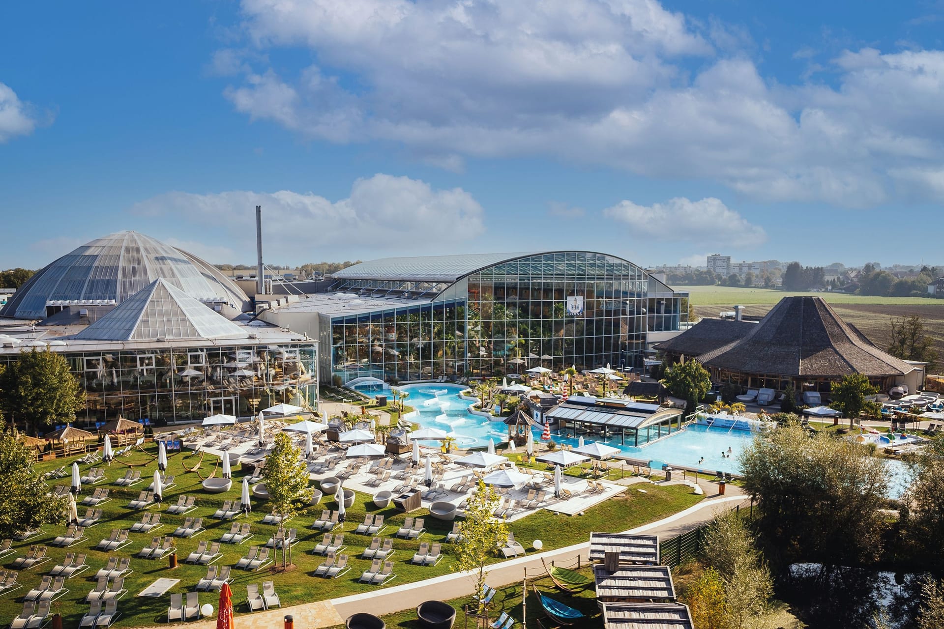 Blick auf die Therme Erding (Archivbild): Der neue Eigentümer will in den kommenden Jahren offenbar kräftig investieren.