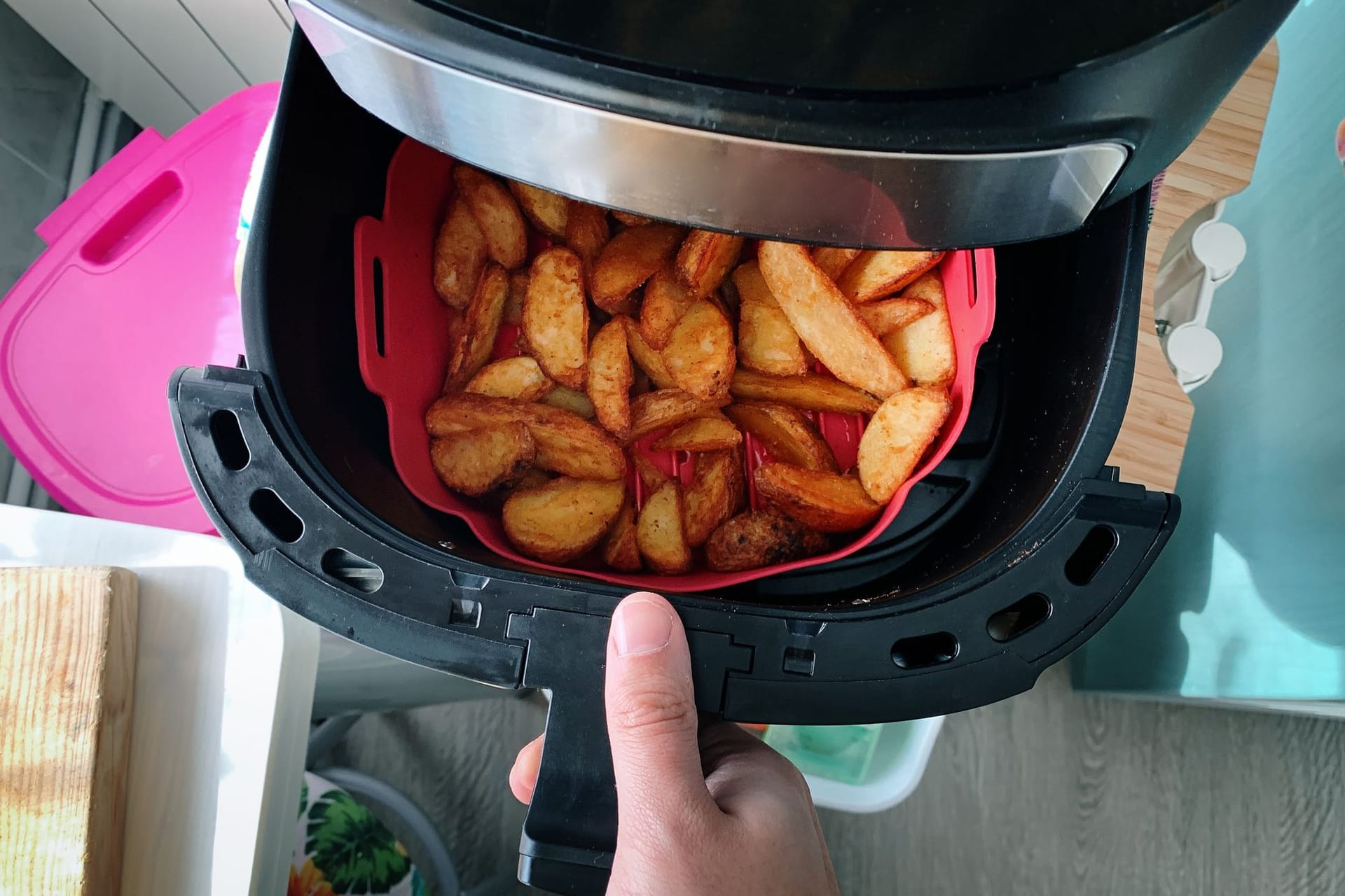 Heißluftfritteuse: Neben rohen Kartoffeln können Sie auch vorgegarte verwenden.