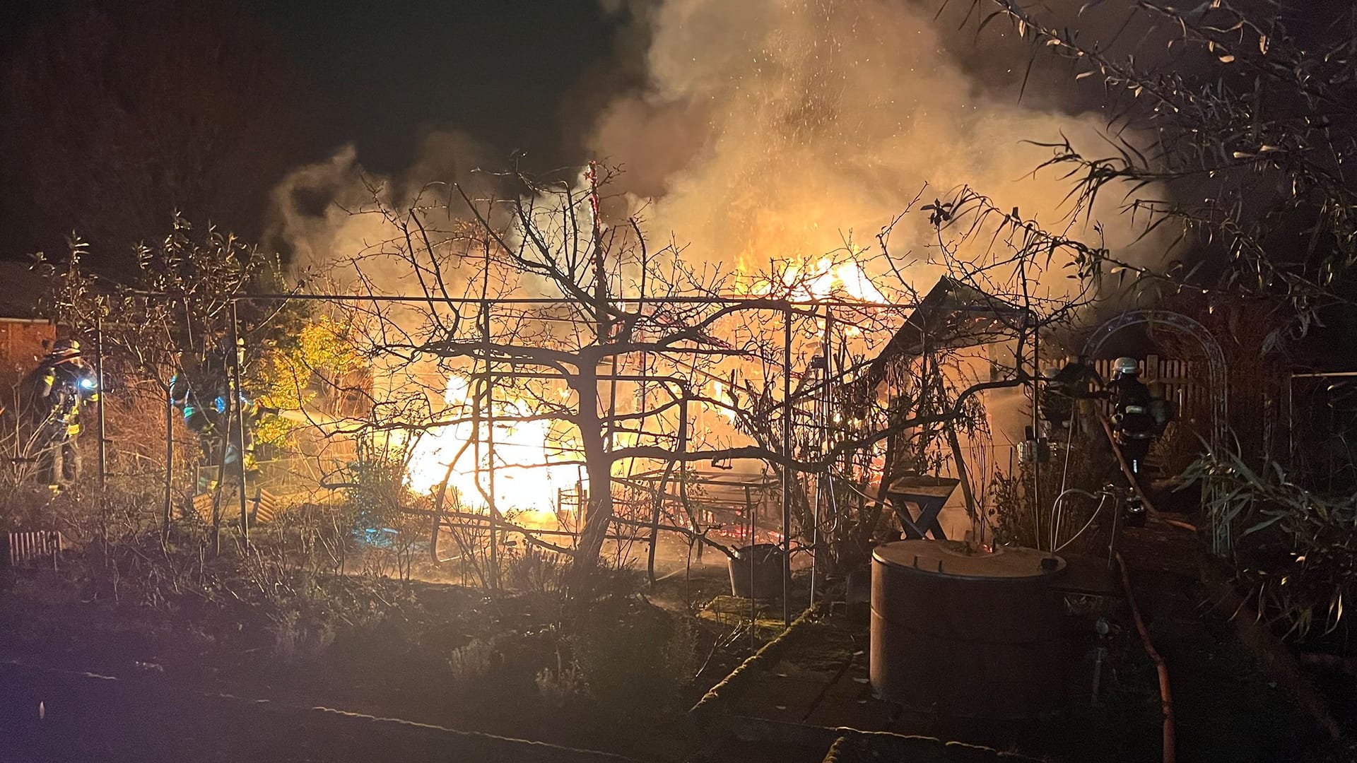 Auch diese Gartenhütte wurden Opfer der Flammen und brannte völlig aus.