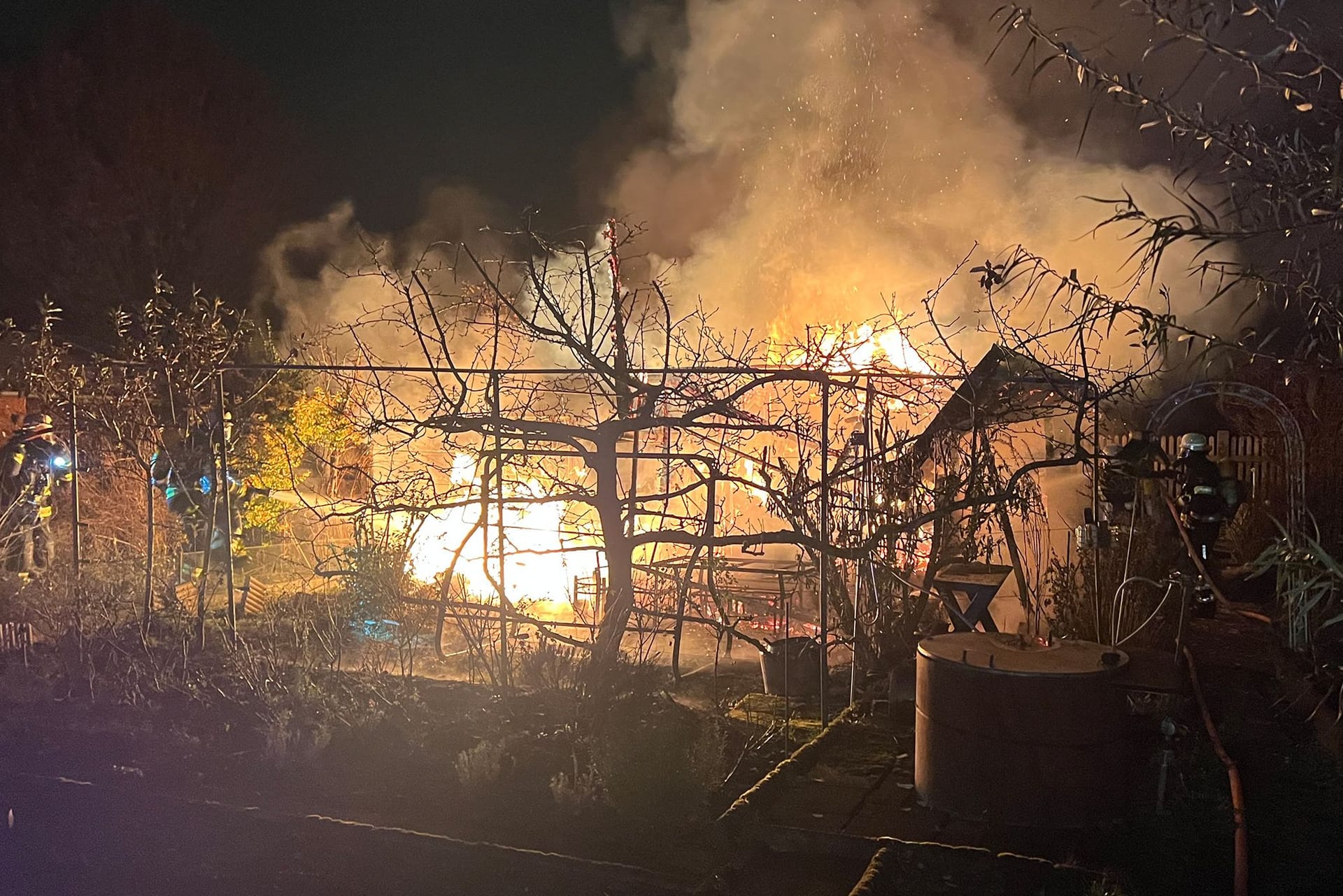 Auch diese Gartenhütte wurden Opfer der Flammen und brannte völlig aus.