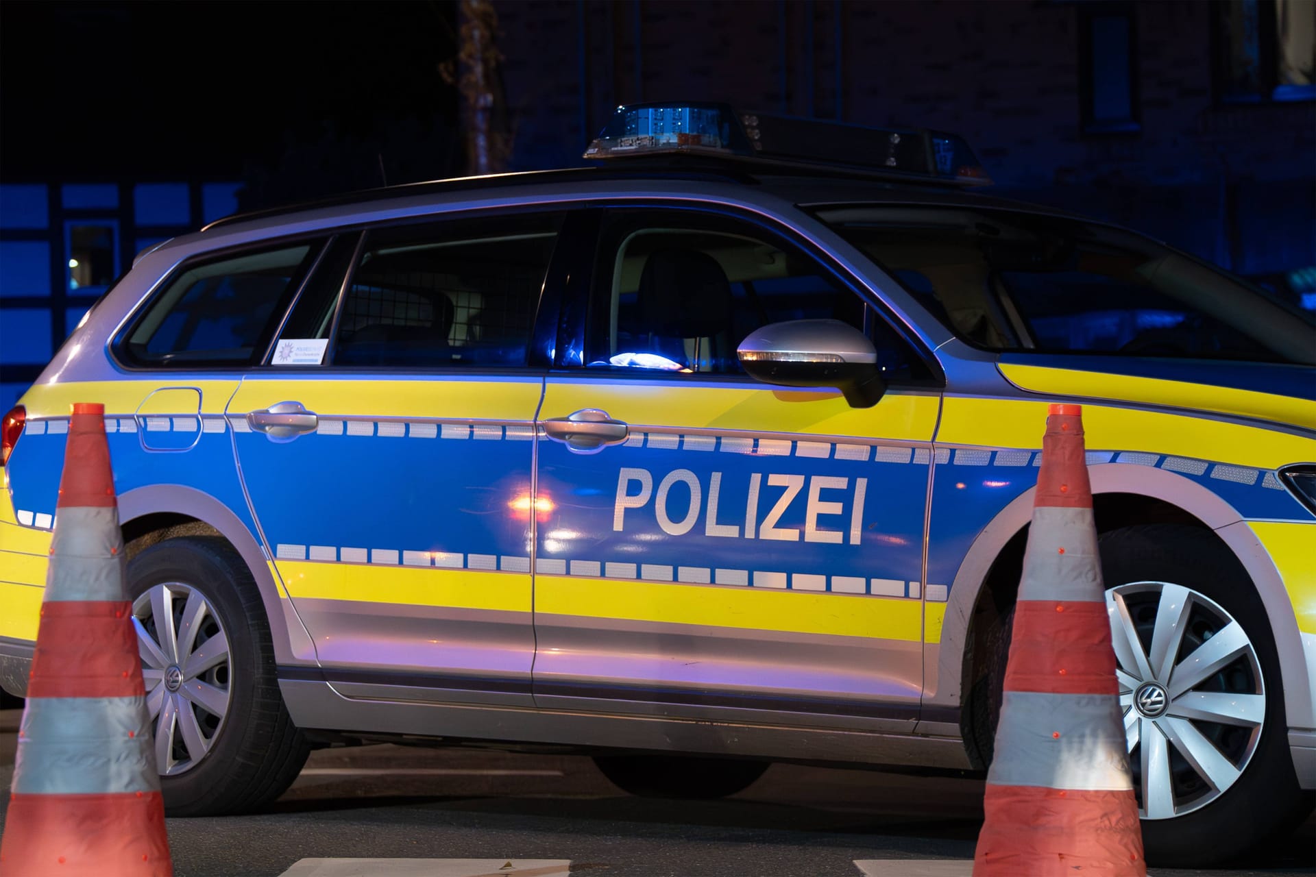 Landkreis Osnabrück, Deutschland 24. November 2024: Im Bild: Ein Einsatz Fahrzeug, Streifenwagen der Polizei mit Schriftzug und Blaulicht. Im Vordergrund sind Absperrkegel zu sehen. Niedersachsen *** District of Osnabrück, Germany 24 November 2024 In the picture An emergency vehicle, police patrol car with lettering and blue light In the foreground are barrier cones