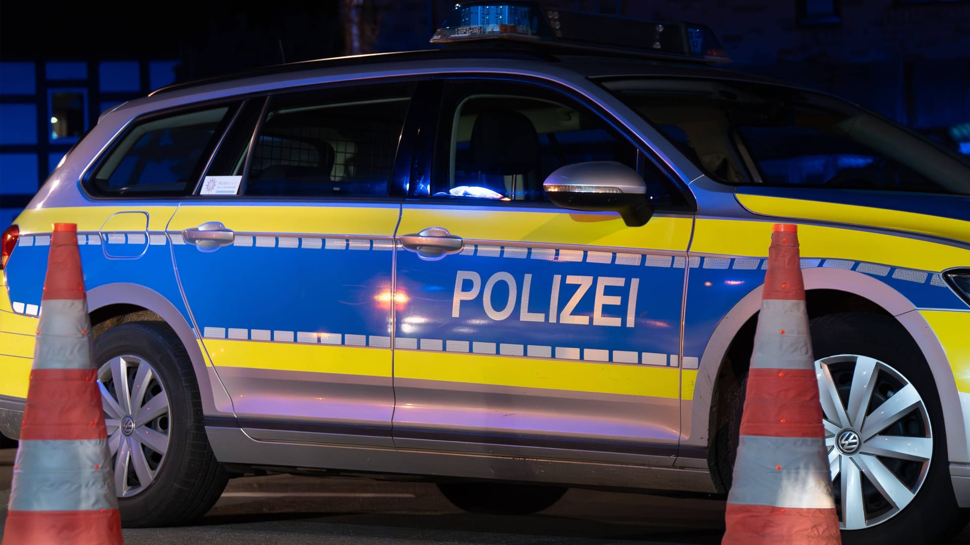 Landkreis Osnabrück, Deutschland 24. November 2024: Im Bild: Ein Einsatz Fahrzeug, Streifenwagen der Polizei mit Schriftzug und Blaulicht. Im Vordergrund sind Absperrkegel zu sehen. Niedersachsen *** District of Osnabrück, Germany 24 November 2024 In the picture An emergency vehicle, police patrol car with lettering and blue light In the foreground are barrier cones