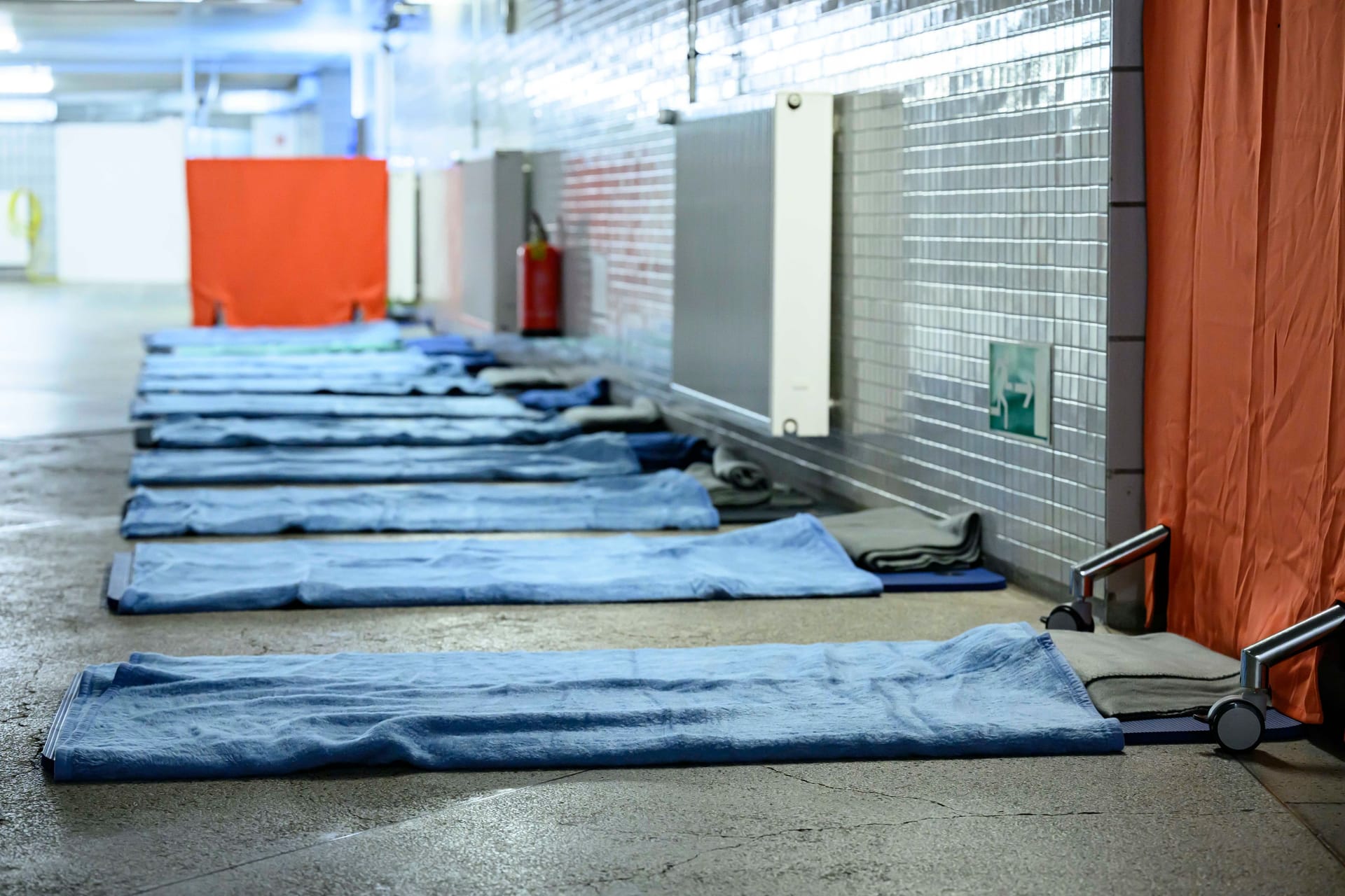 Jährlich errichtet die Stadt Frankfurt eine Notschlafstätte für Obdachlose in der B-Ebene der U-Bahn-Station Eschenheimer Tor.