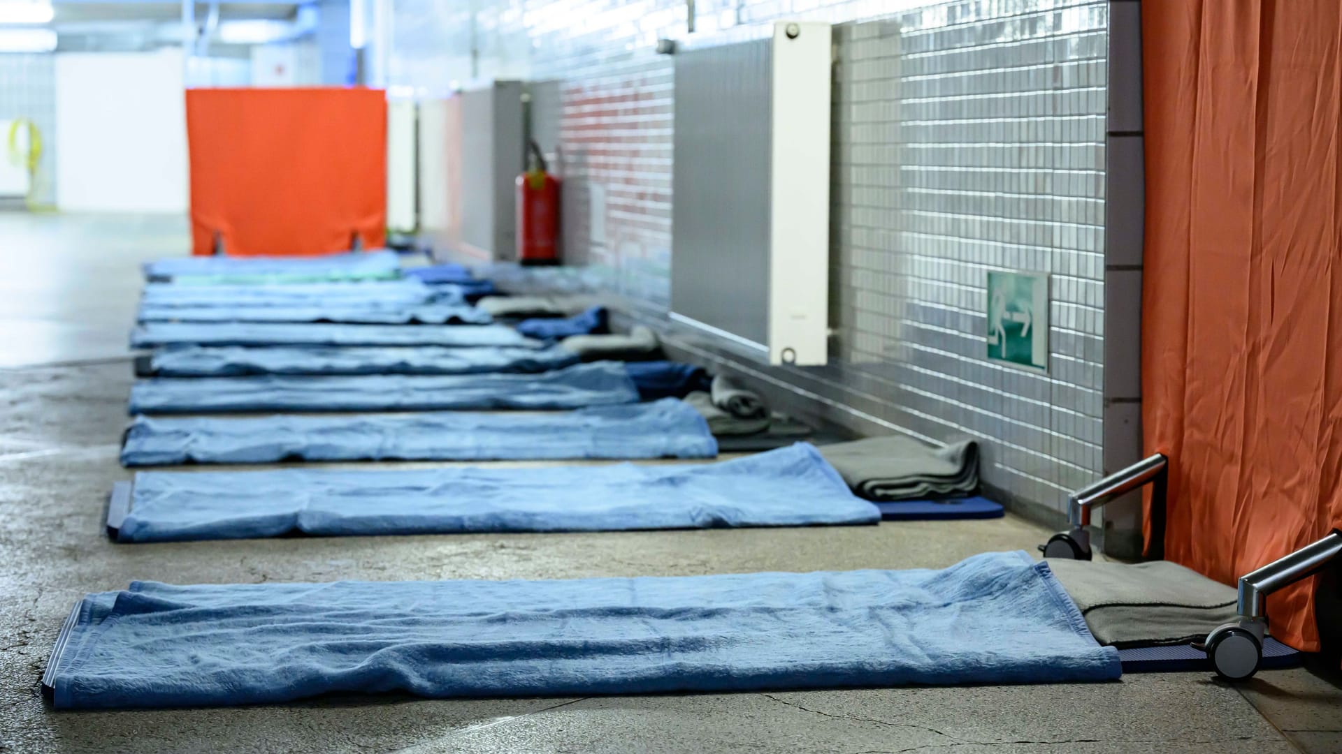 Jährlich errichtet die Stadt Frankfurt eine Notschlafstätte für Obdachlose in der B-Ebene der U-Bahn-Station Eschenheimer Tor.