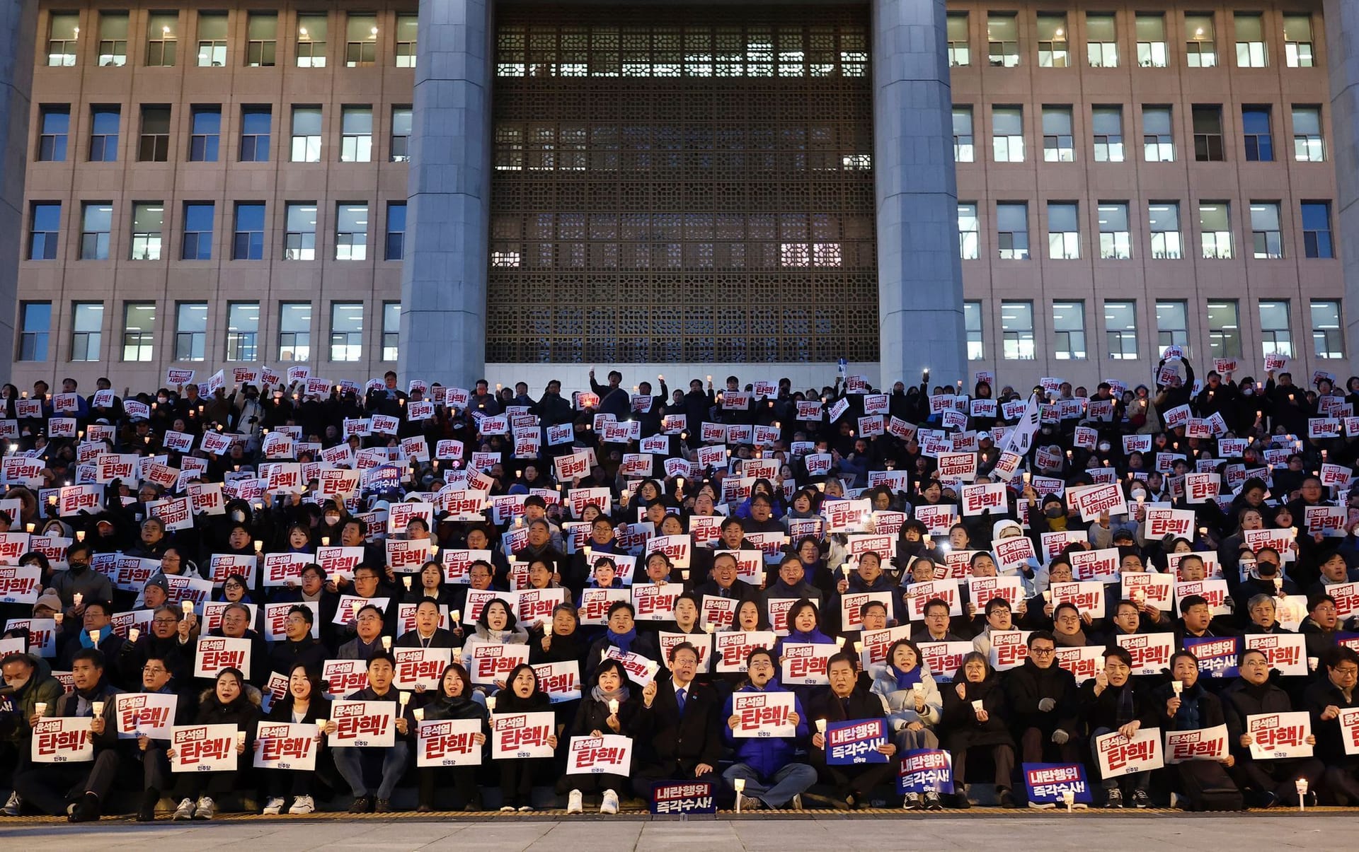 Demonstration gegen das Kriegsrecht in Südkorea.