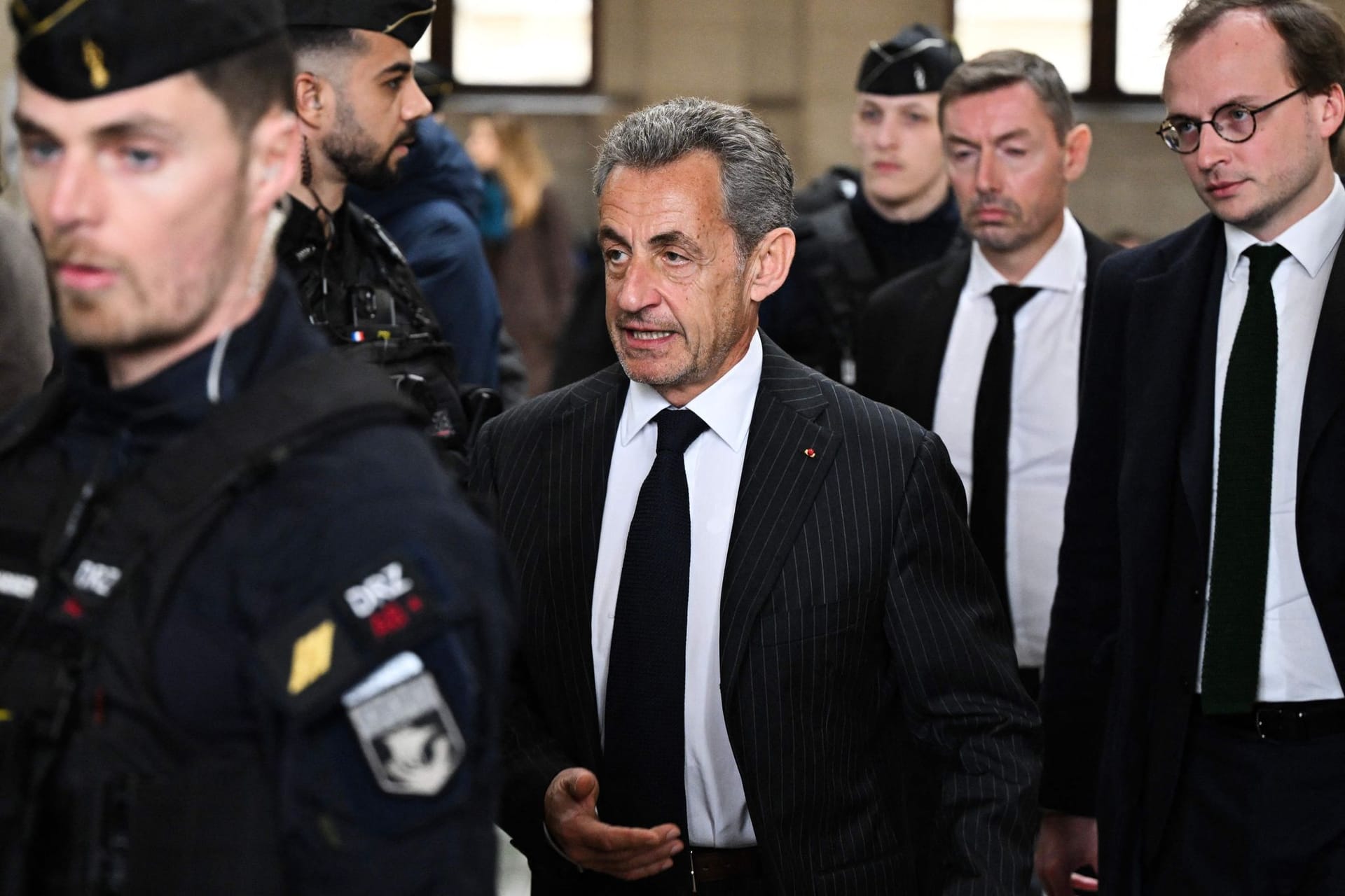 Ex-Präsident Sarkozy muss ein Jahr Haft mit Fußfessel verbüßen