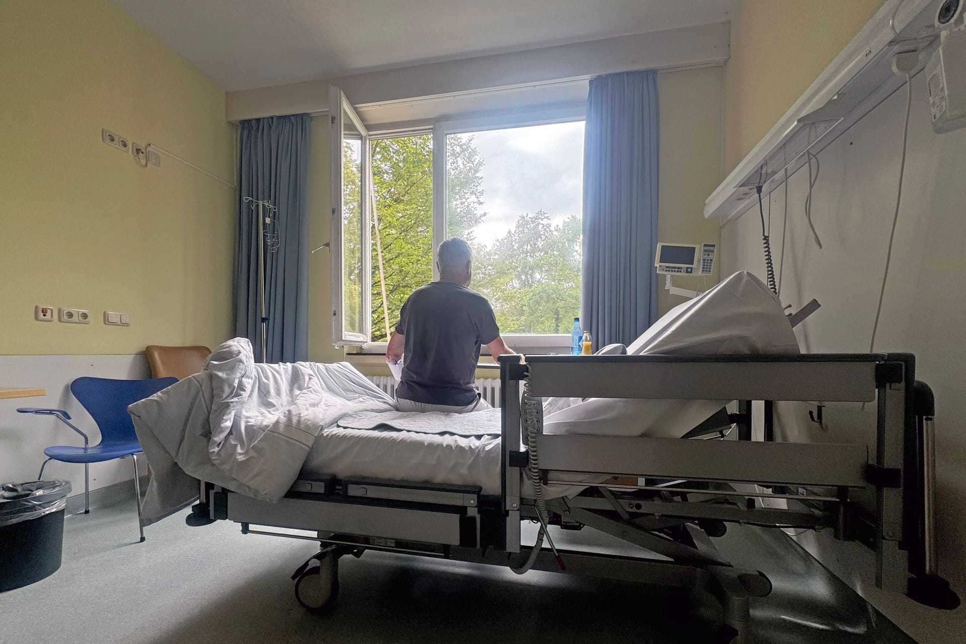 Patient in einem Krankenhaus (Symbolbild): Der 32-Jährige ist selbst Patient der Klinik.