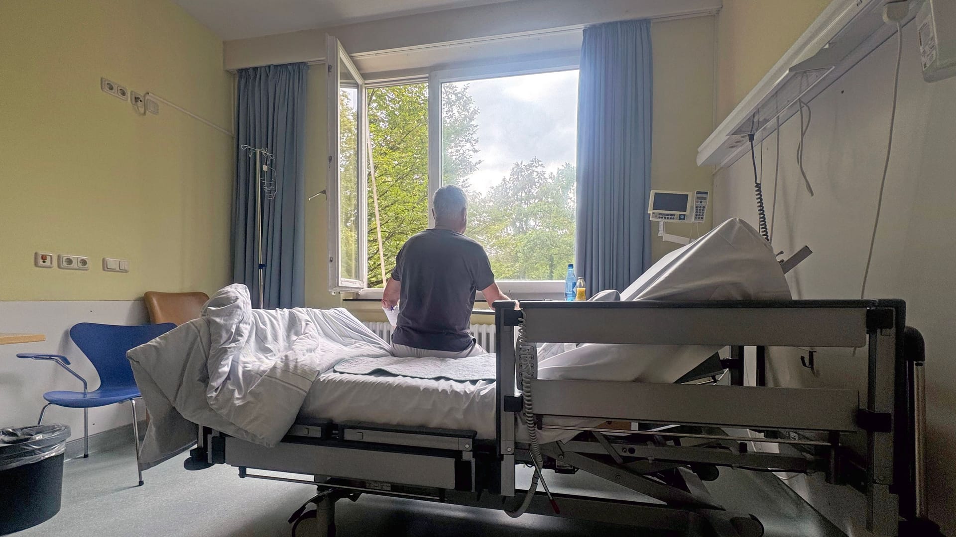 Patient in einem Krankenhaus (Symbolbild): Der 32-Jährige ist selbst Patient der Klinik.