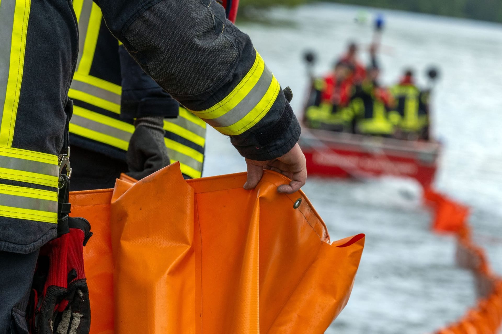 Übung der Feuerwehr zu einer Ölhavarie