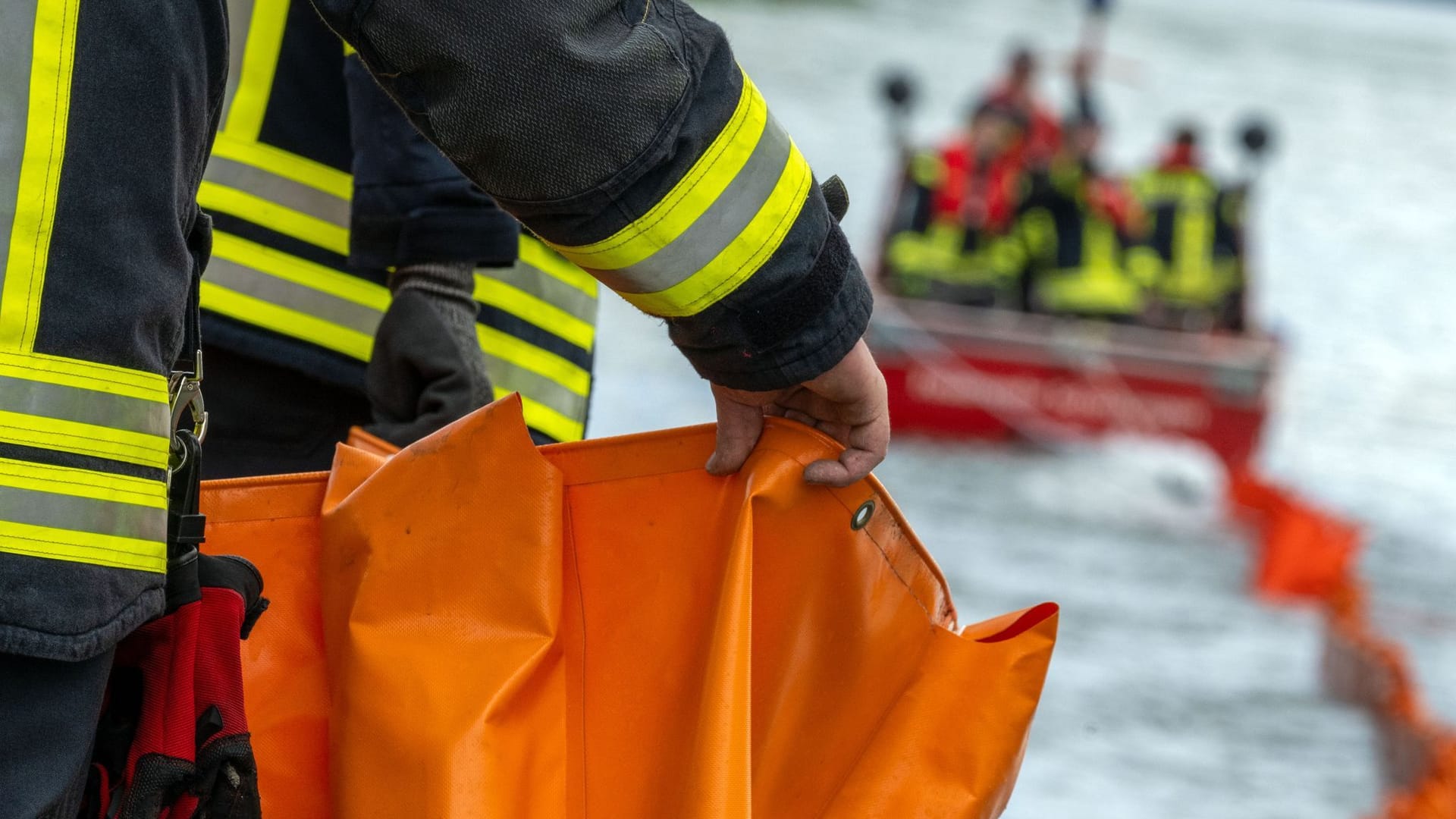 Übung der Feuerwehr zu einer Ölhavarie