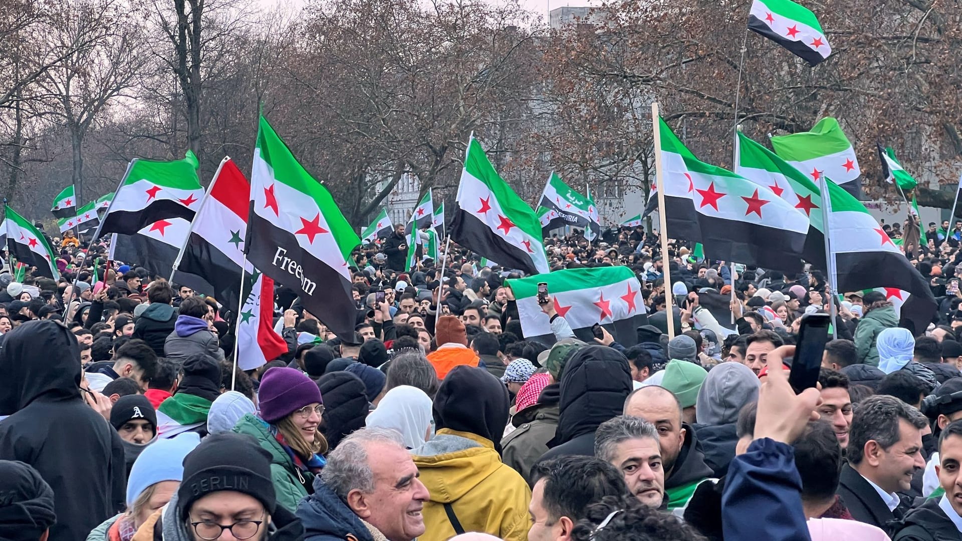 Tausende Menschen feiern in Berlin Assad-Sturz