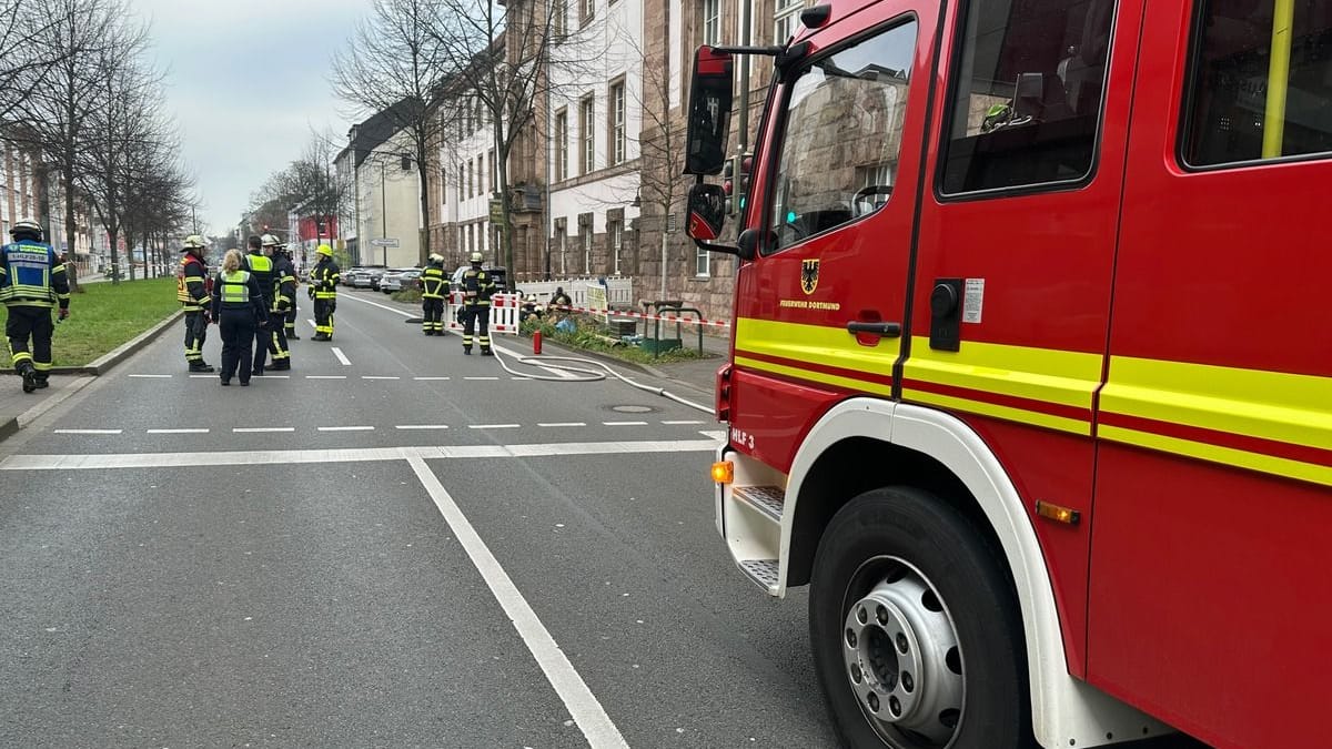 Eine Gasleitung wurde bei Bauarbeiten beschädigt. Die Feuerwehr rückte schnell aus.