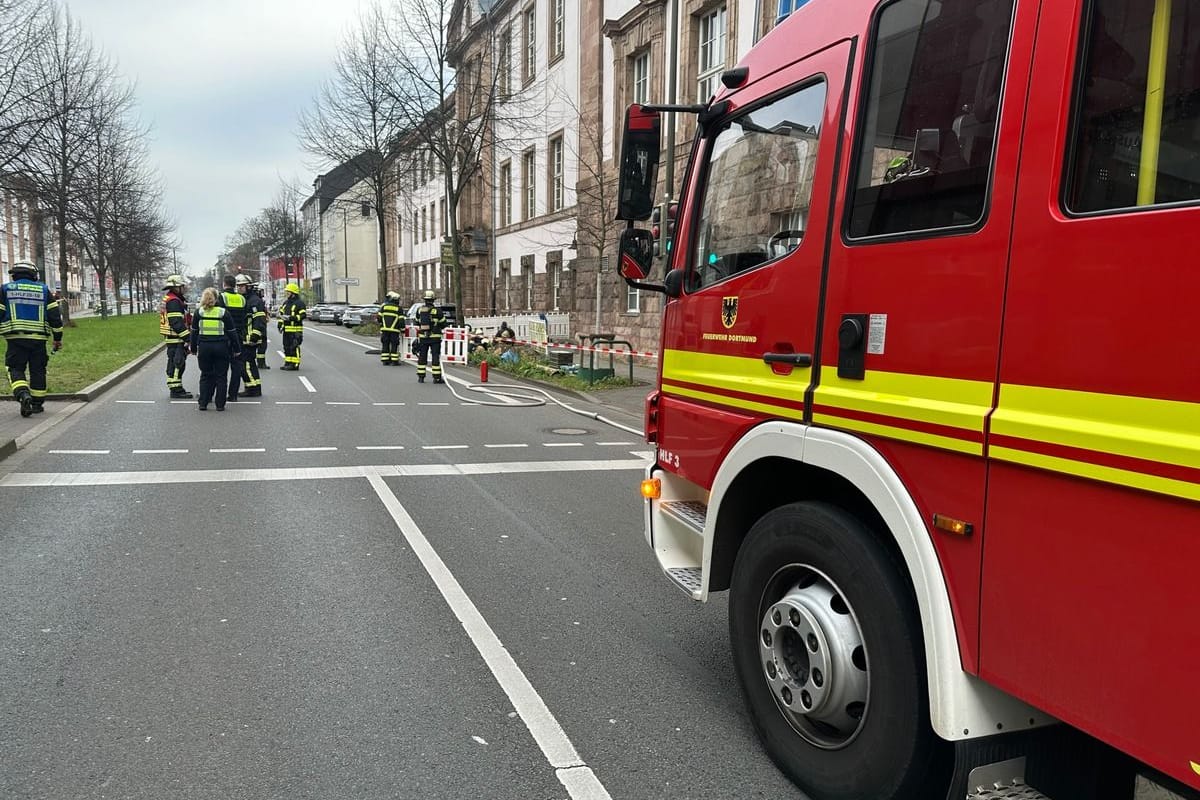 Eine Gasleitung wurde bei Bauarbeiten beschädigt. Die Feuerwehr rückte schnell aus.