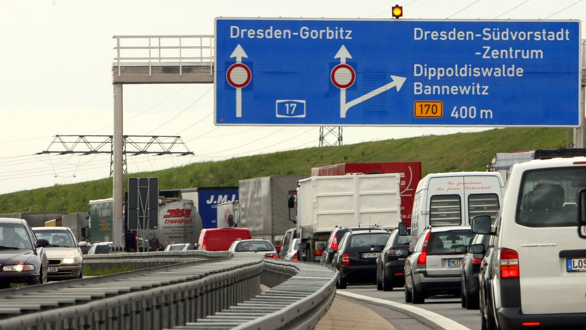 Stau auf der A 17 vor der Ausfahrt Dresden-Südvorstadt (Archivbild): Auch hier könnte es laut ADAC an Neujahr und in der ersten Woche des neuen Jahres voll werden.