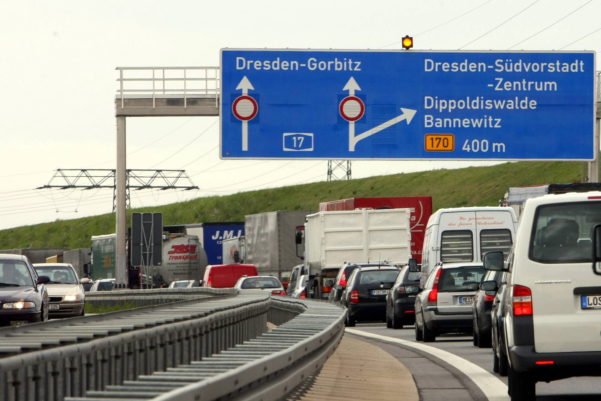 Stau auf der A 17 vor der Ausfahrt Dresden-Südvorstadt (Archivbild): Auch hier könnte es laut ADAC an Neujahr und in der ersten Woche des neuen Jahres voll werden.