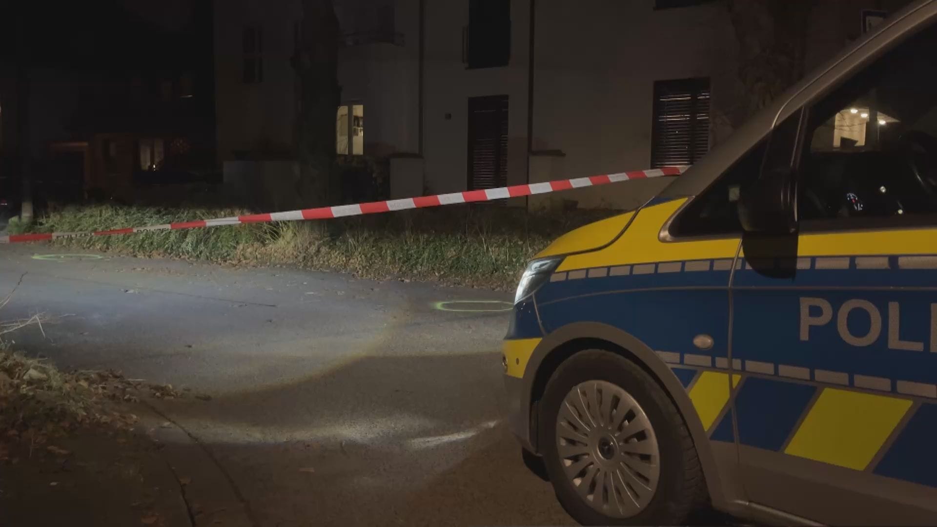 Einsatzwagen vor dem Haus in der Paulstraße am Donnerstagabend: Die gefundenen Patronenhülsen wurden von der Polizei mit einem Kreis markiert.