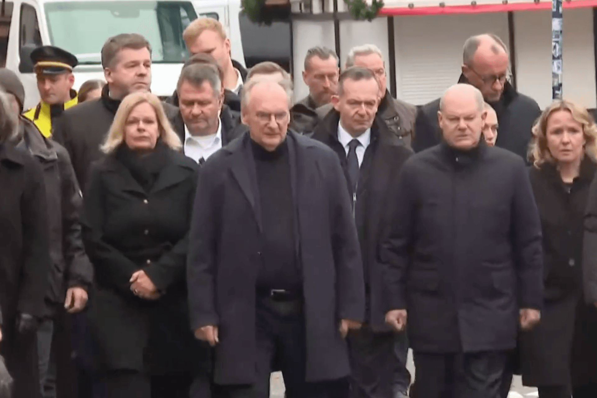 Olaf Scholz, Nancy Faeser, Reiner Haseloff und Friedrich Merz besichtigen den Anschlagsort.