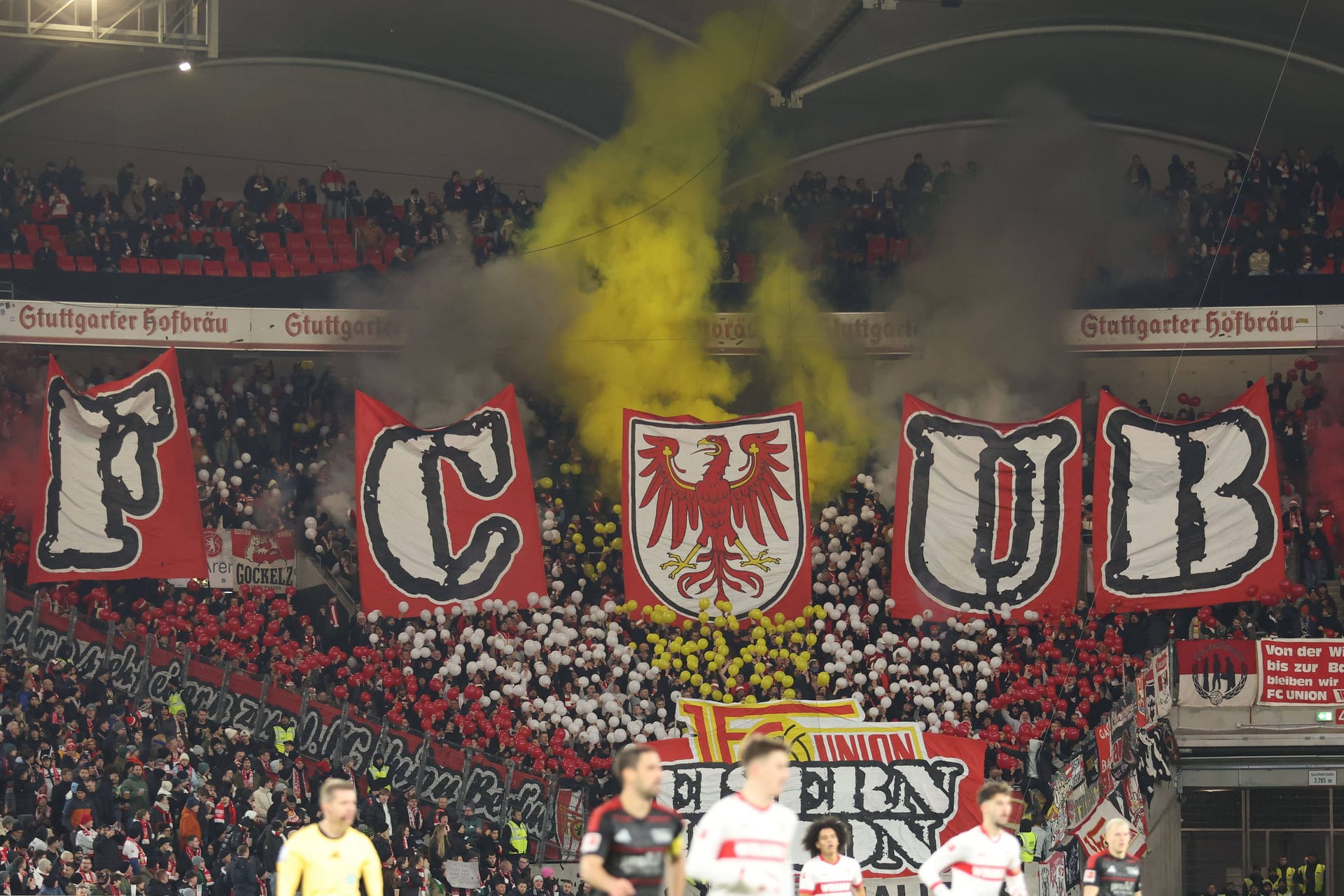 Union-Fans in Stuttgart: Im Gästeblock gab es am Freitagabend einen medizinischen Notfall.