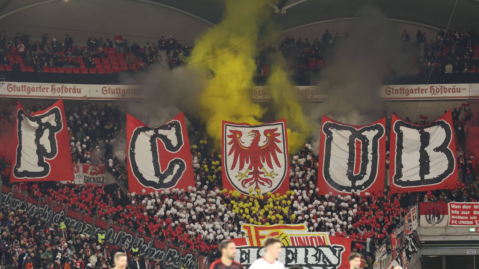 Union-Fans in Stuttgart: Im Gästeblock gab es am Freitagabend einen medizinischen Notfall.