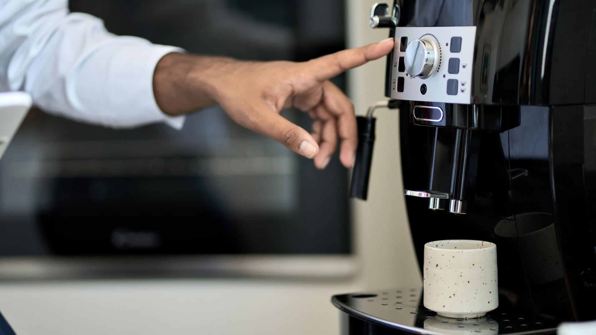 Stiftung Warentest prüft: Die besten Kaffeevollautomaten mit Milchsystem im Vergleich (Symbolbild).