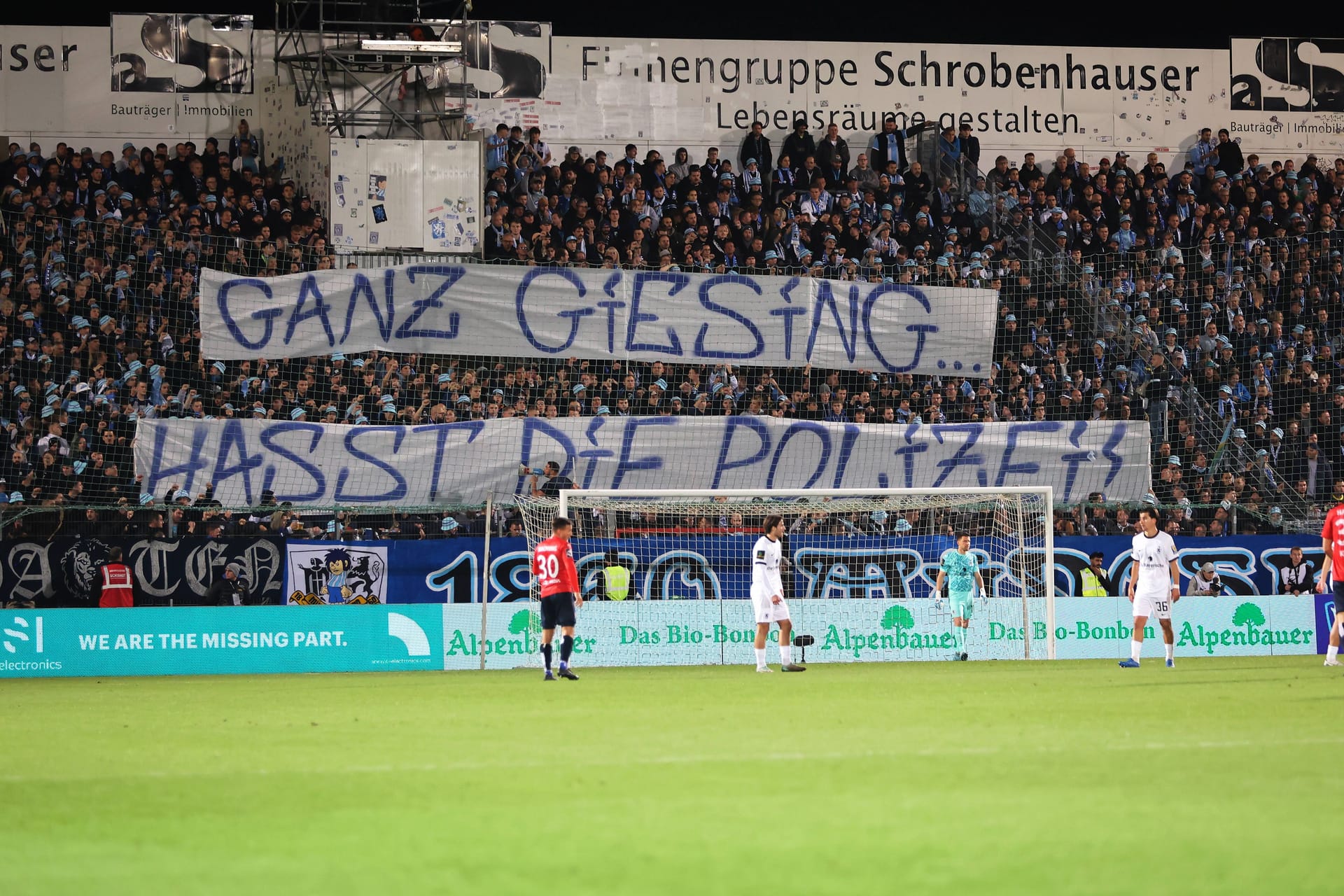 Fans von 1860 München machen deutlich, was sie von der Polizei halten (Archivbild):