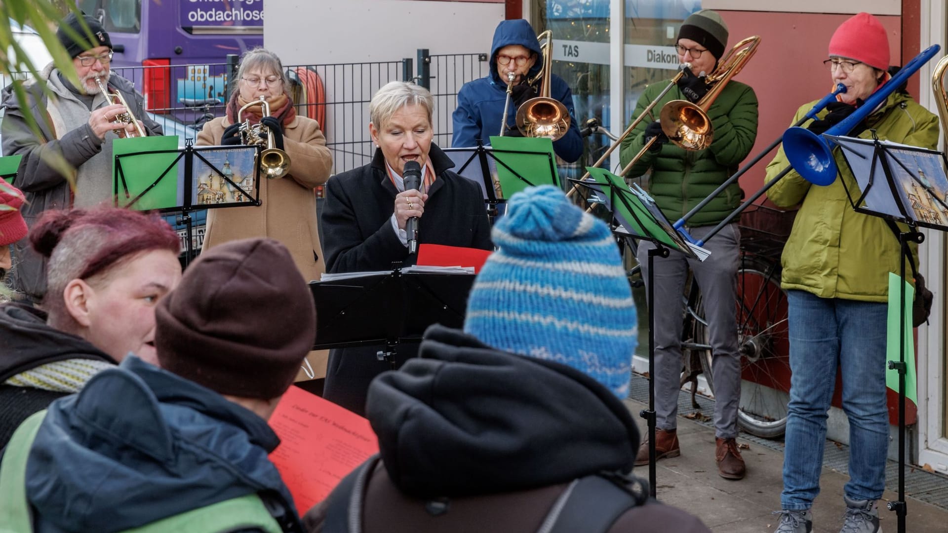 Weihnachtslieder an Heiligabend: Bischöfin Kirsten Fehrs singt mit Besuchern der Tagesaufenthaltsstätte für Obdachlose.