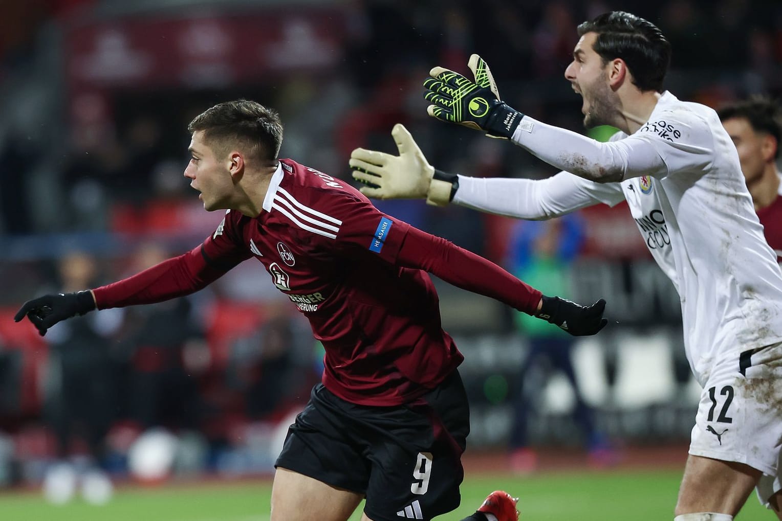 Stefanos Tzimas (l.) jubelt, Marco Johansson (r.) beschwert sich: Nürnbergs Siegtreffer gegen die Eintracht war das Ergebnis eines Freistoßtricks.