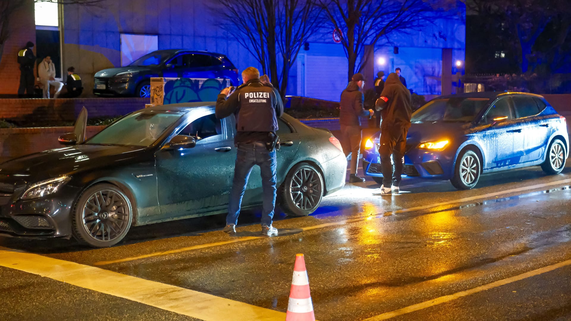 Einsatzkräfte am Abend an der Süderstraße.