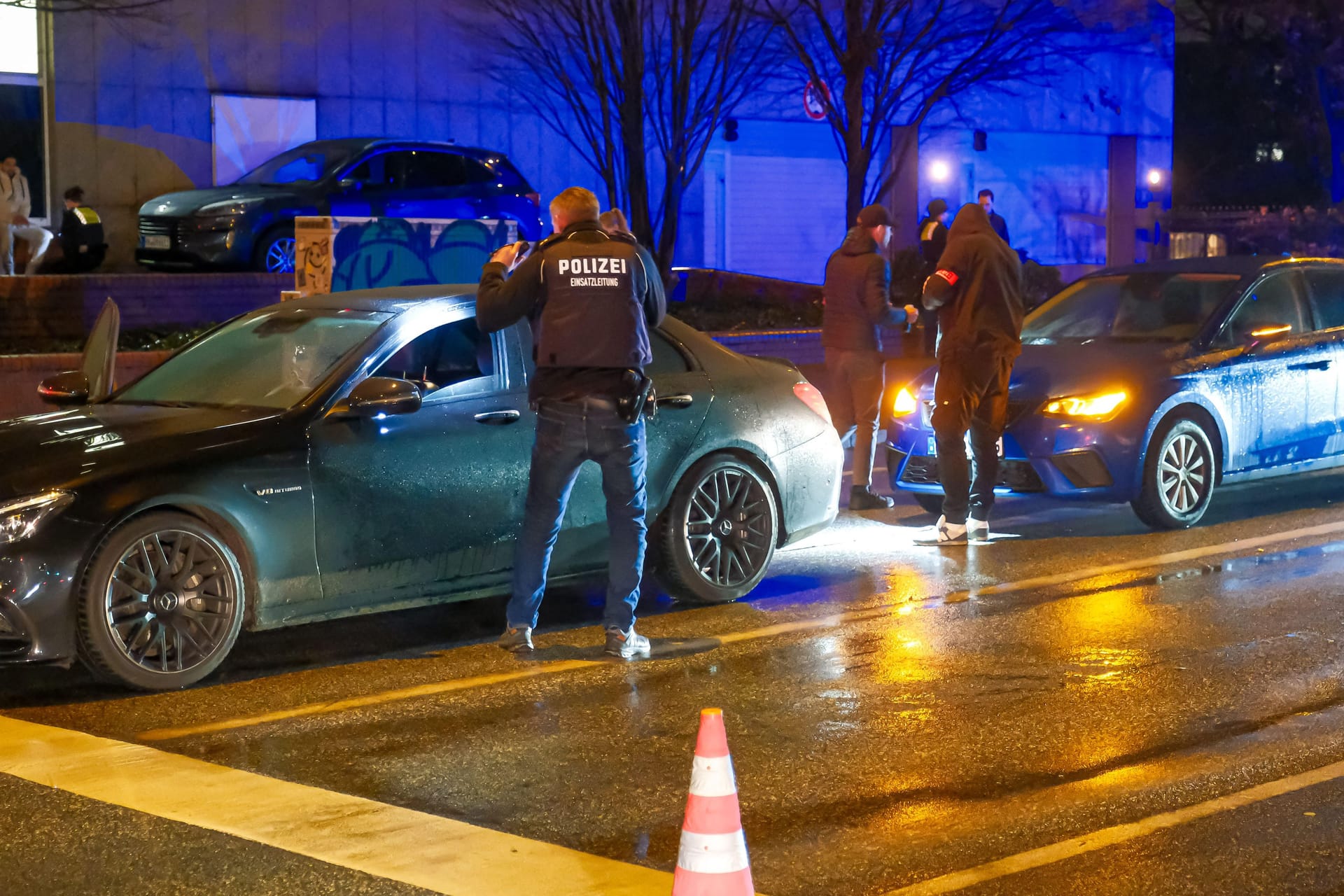 Einsatzkräfte am Abend an der Süderstraße.