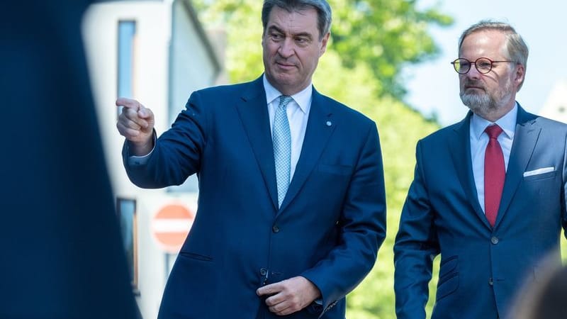 Markus Söder (l., CSU), begrüßt Petr Fiala, Ministerpräsident der Tschechischen Republik, in München (Archivbild).