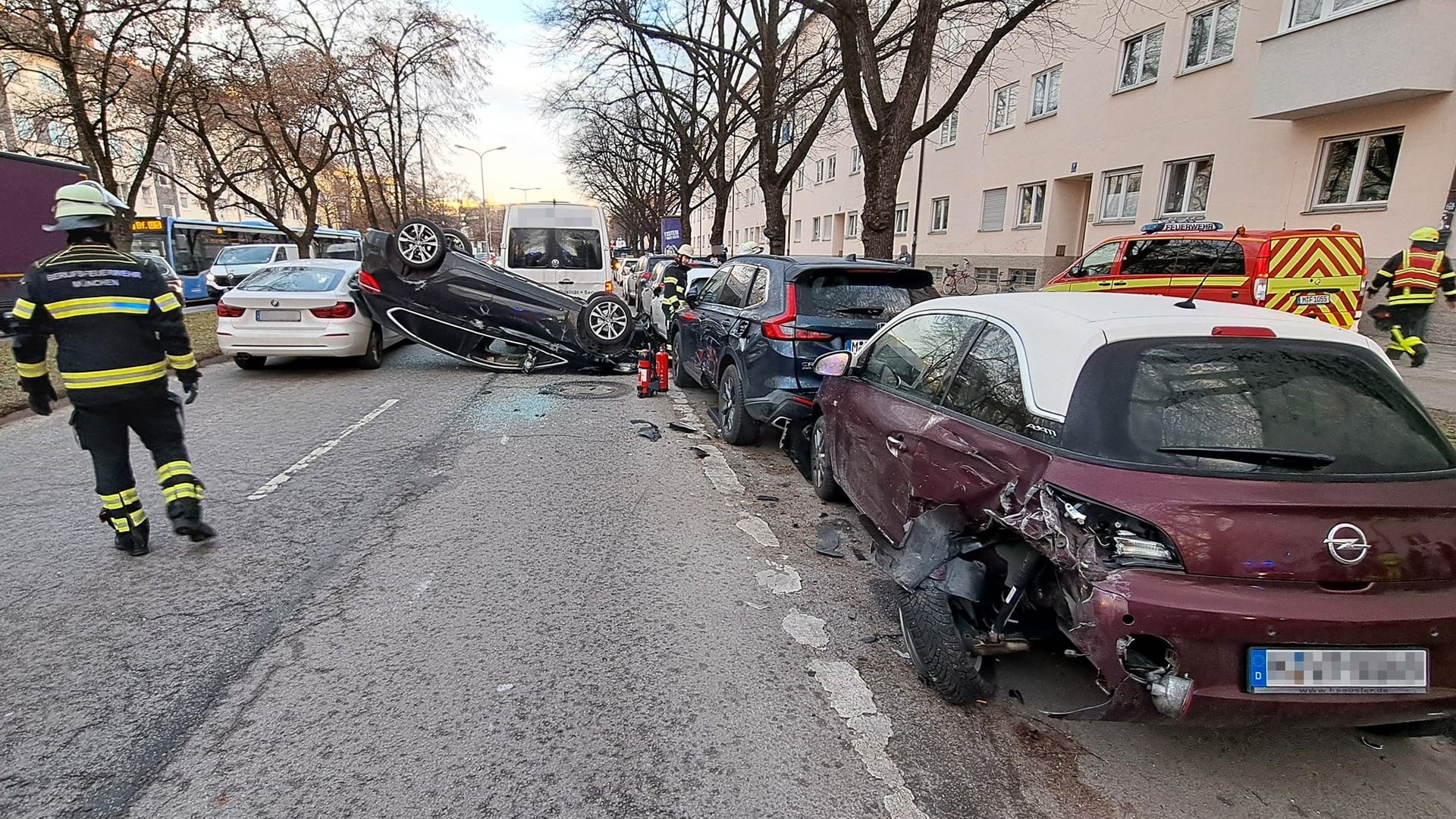 Spur der Verwüstung: Der Mann rammte bei dem Unfall auch zwei am Straßenrand parkende Autos.