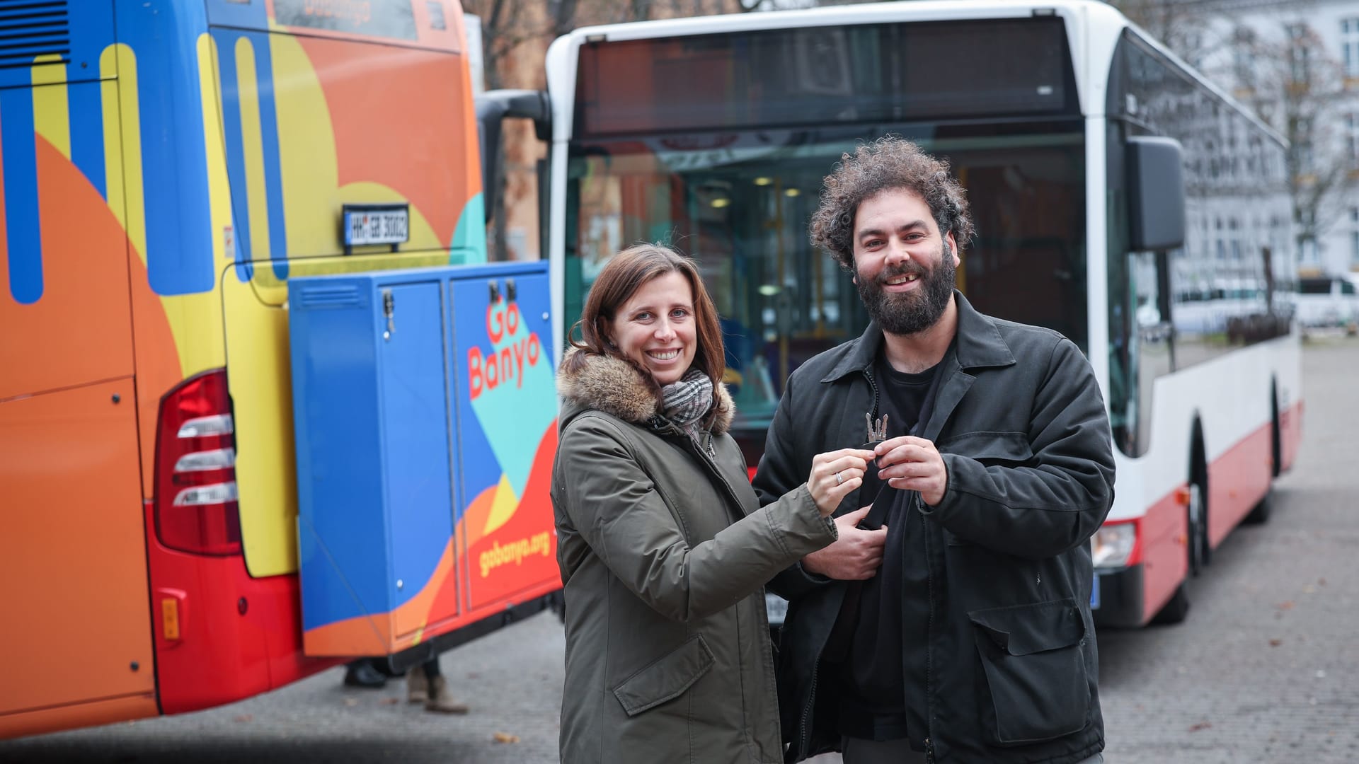 Merle Schmidt-Brunn (l.) und Dominik Bloh stehen vor dem zweiten Duschbus: GoBanyo hilft obdachlosen Menschen in Hamburg seit 2019.