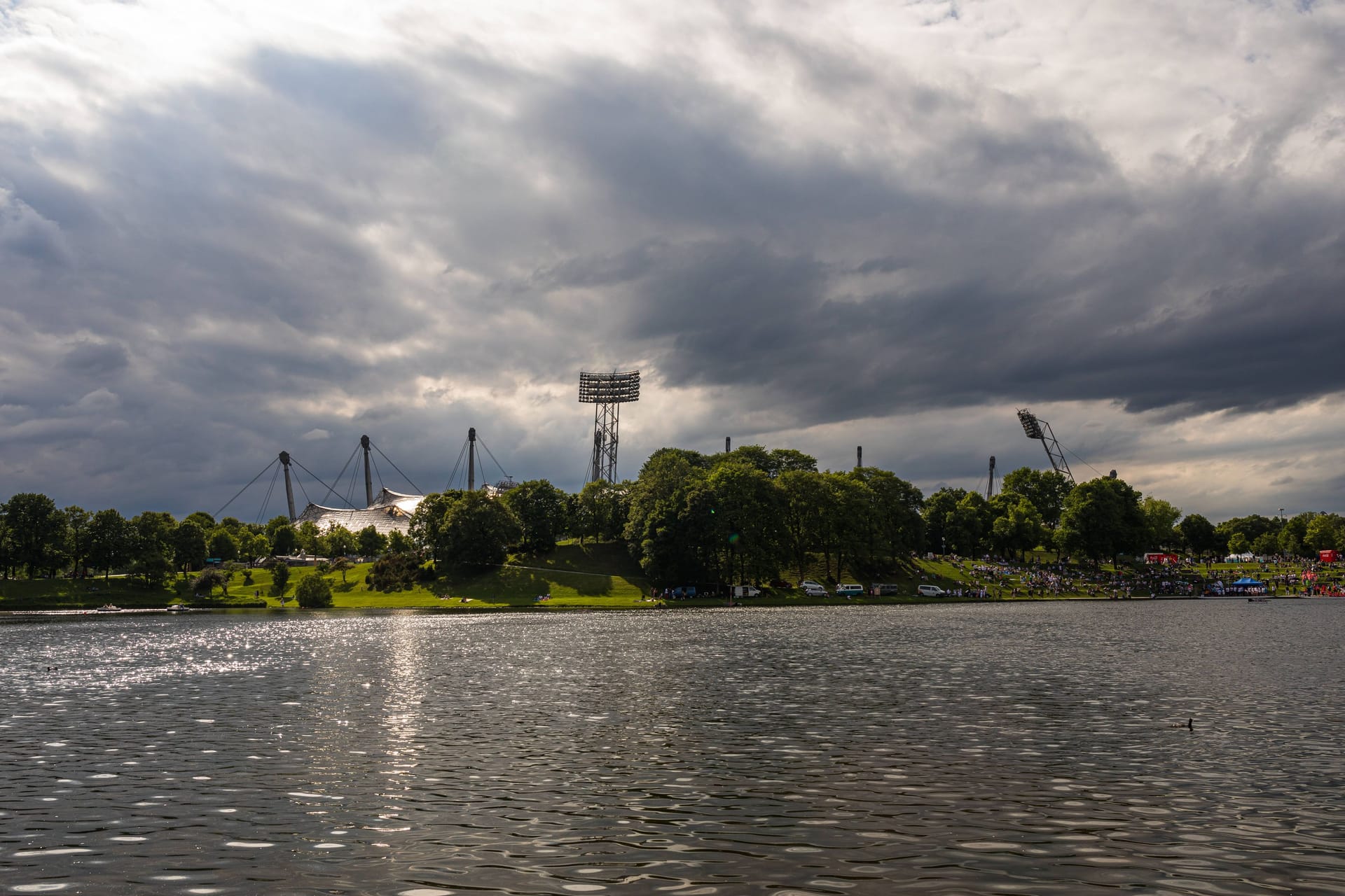 Graue Wolken über dem Olympiapark (Archivbild): Der Sonntag in München dürfte ungemütlich werden.