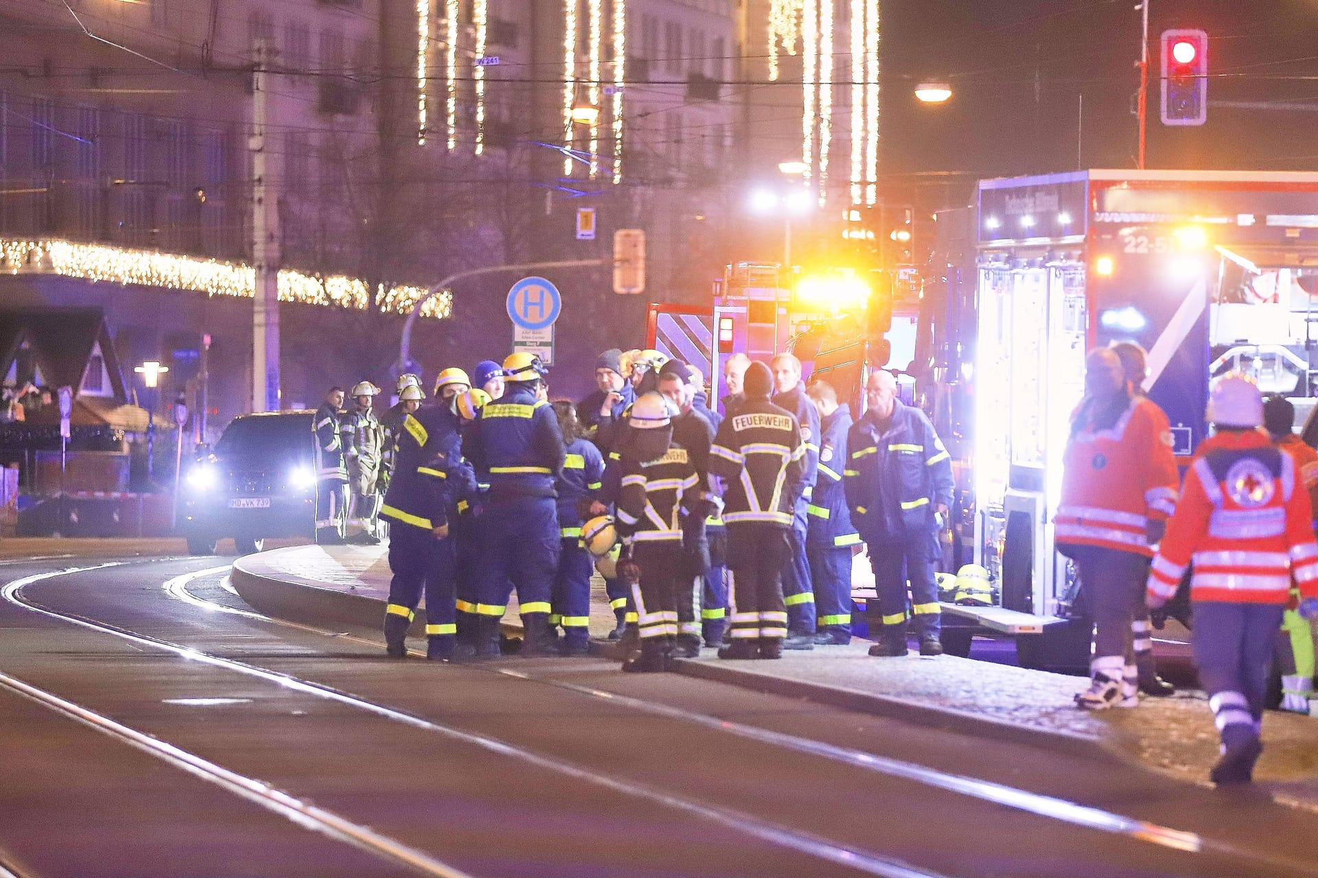 Einsatzkräfte am Ort des Anschlags in der Magdeburger Innenstadt.