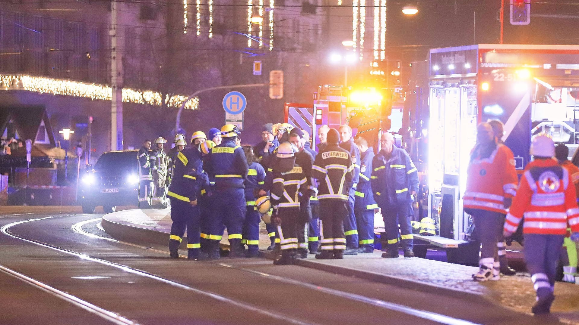 Einsatzkräfte am Ort des Anschlags in der Magdeburger Innenstadt.