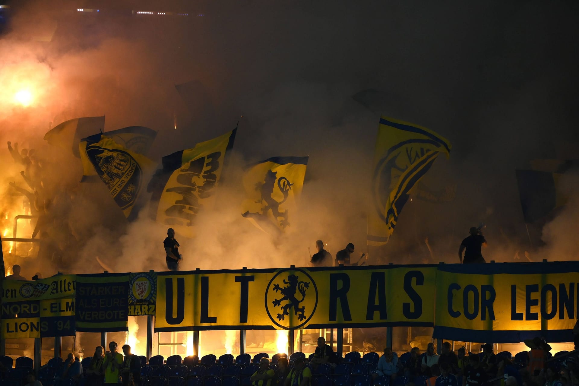 Sogenannte "Fans" bei einem Fußballspiel in Braunschweig.