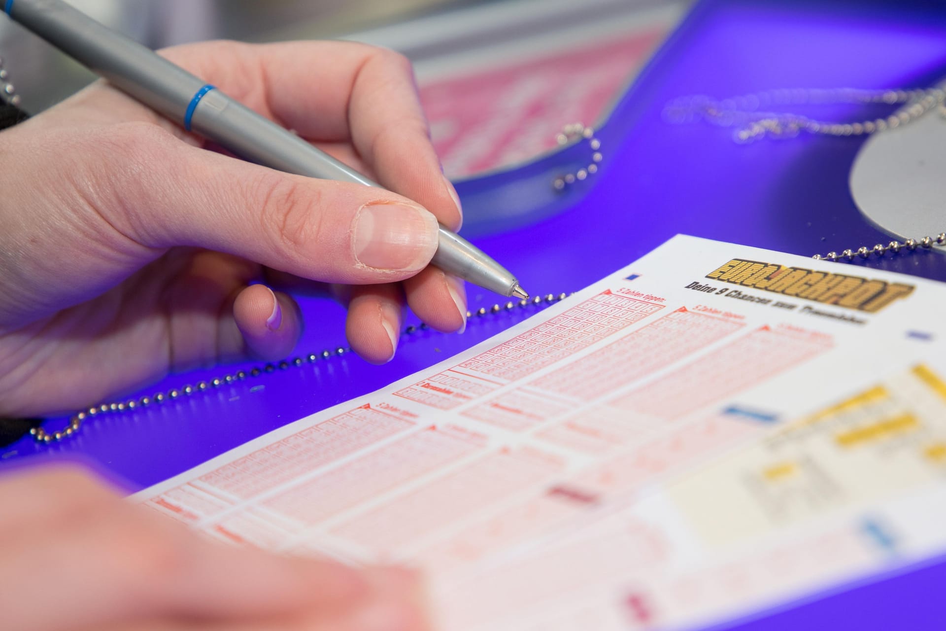 Frau spielt einen Spielschein des Eurojackpots aus. (Symbolfoto)