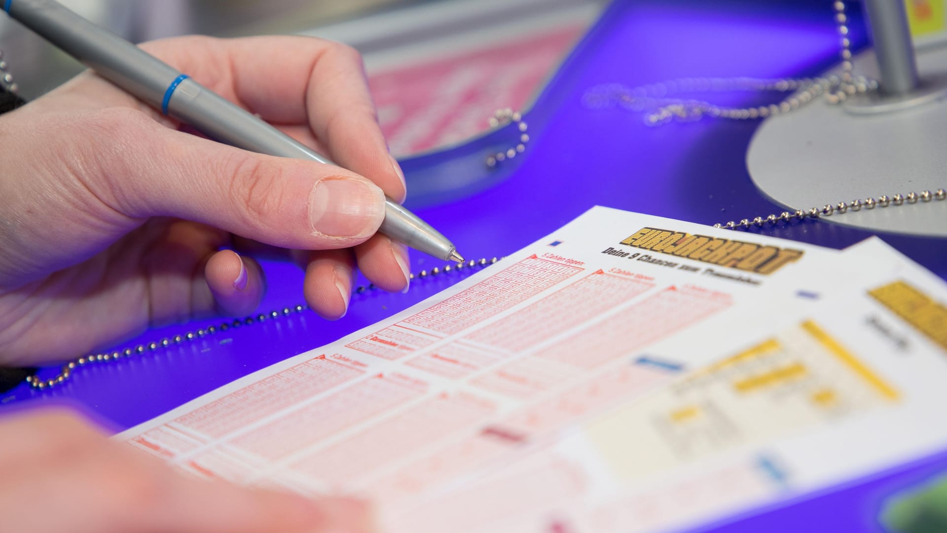 Frau spielt einen Spielschein des Eurojackpots aus. (Symbolfoto)