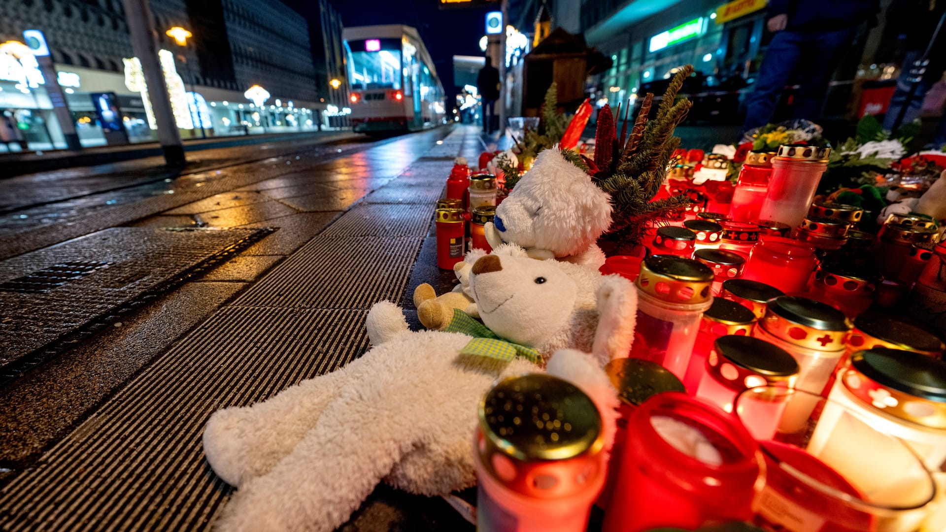 Stofftiere und Kerzen stehen in der Nähe des Weihnachtsmarktes in Magdeburg, auf dem am Freitagabend fünf Menschen bei einem Anschlag getötet wurden.